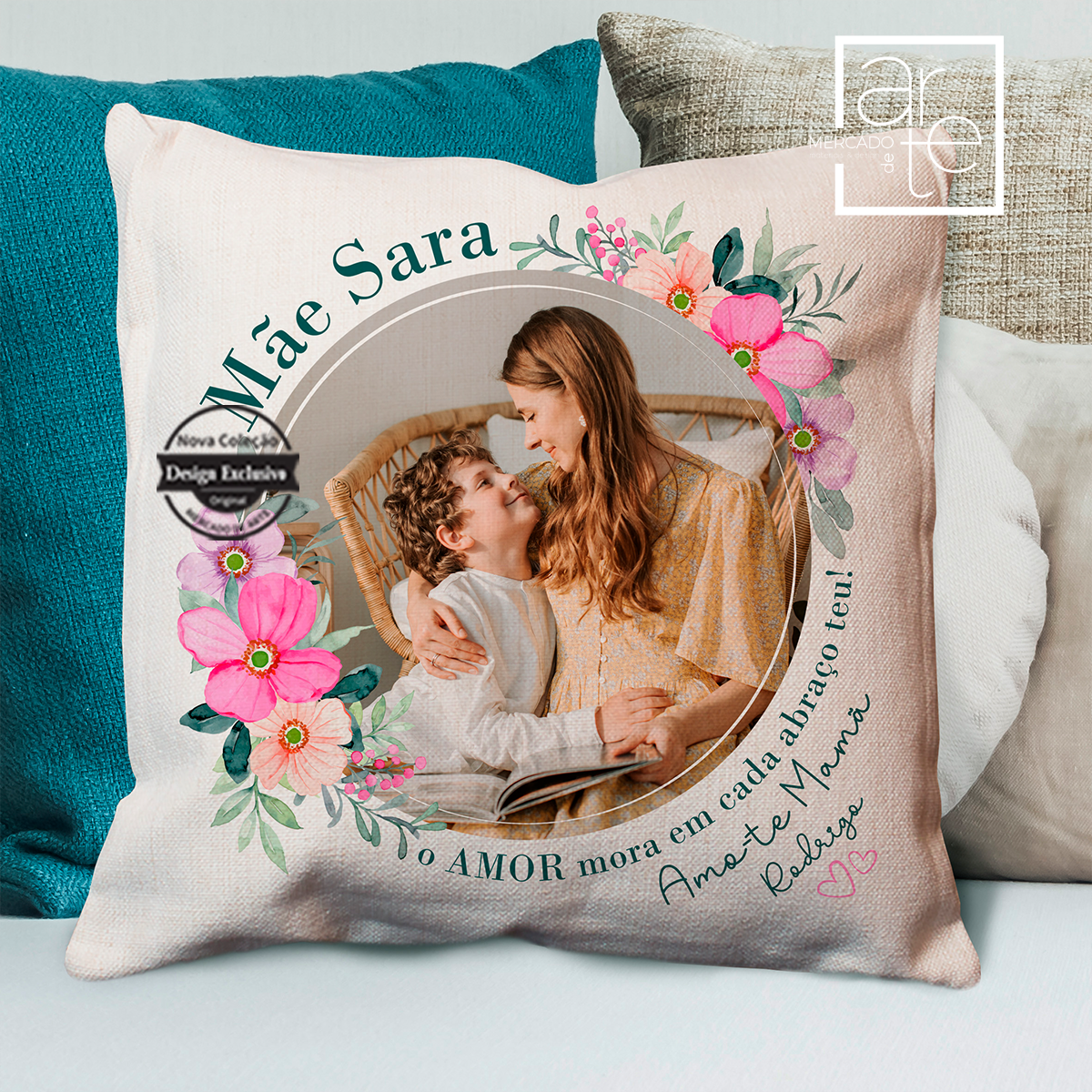 Novidade dia da Mãe! Almofada de linho "Mãe, o amor mora em cada abraço teu". Um presente personalizado por si é muito mais especial! Personalize com a fotografia e frase que desejar. REF: MA-MAE206 Material Almofada em linho. Tamanho 40x40cm.