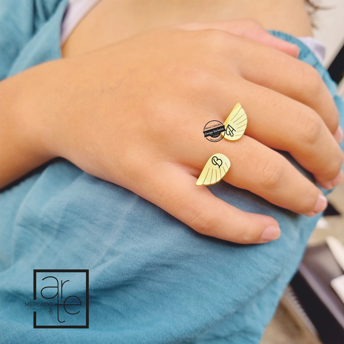 Anel ajustável dourado asas em aço inóx. Pode personalizar com duas iniciais.