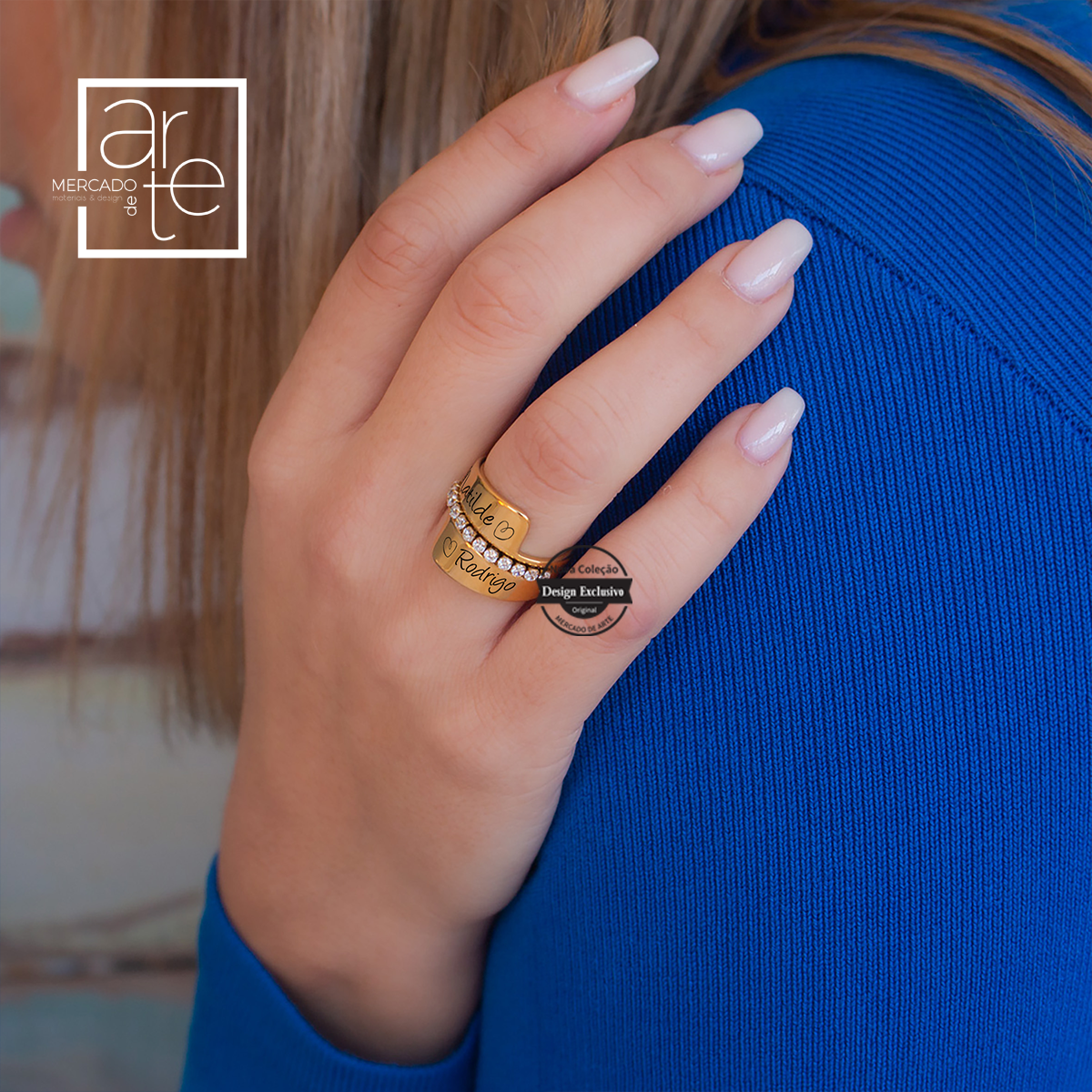 Anel assimétrico com brilhantes personalizado com nomes, iniciais, datas ou símbolos que desejar. Disponível em dourado ou prateado do 18mm ao 20mm.