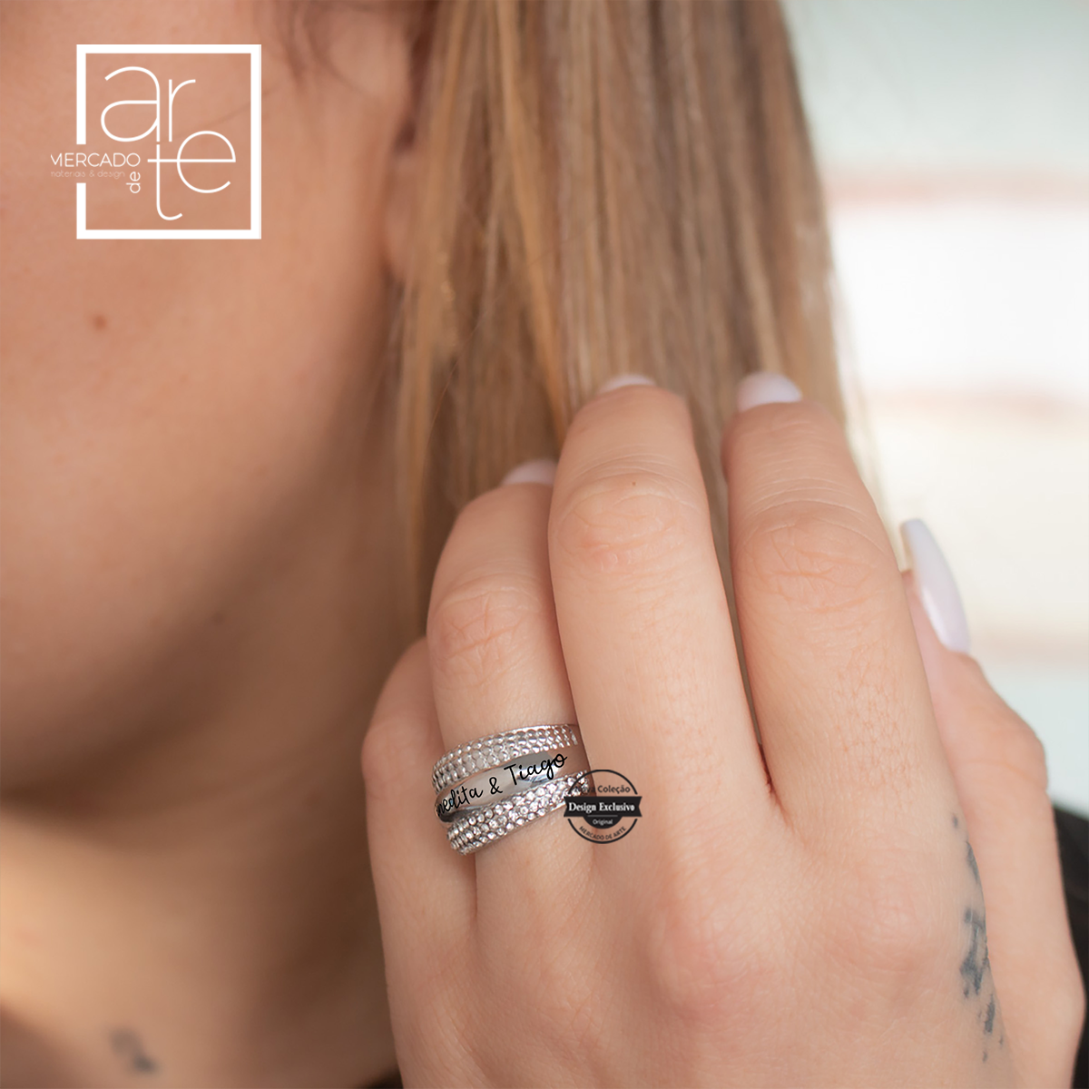 Complete o seu look de dia-a-dia com as nossas bijuterias em aço inóx personalizadas por si. Personalize com nomes, iniciais, datas ou símbolos. Anel largo em aço inóx com brilhantes. Disponível do tamanho 17mm ao 21mm.