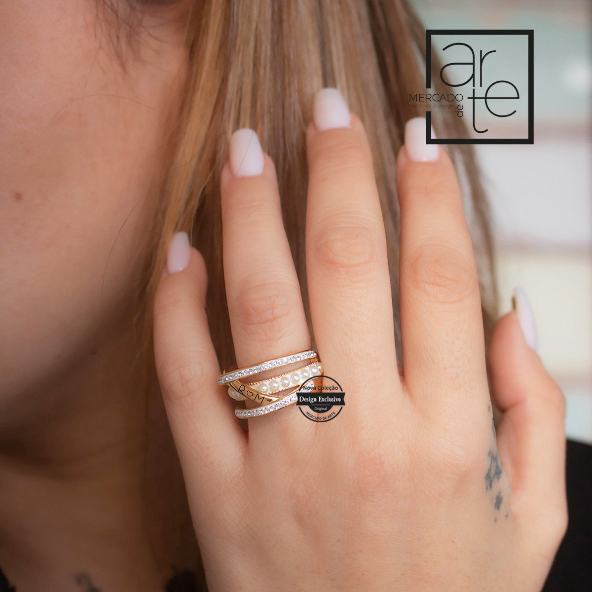 Anel triplo com pérolas e zircónias, uma peça super elegante para trazer consigo todos os dias. Personalize com inicias, nome ou data. Disponivel em dourado ou prateado do tamanho 17mm ao 21mm.