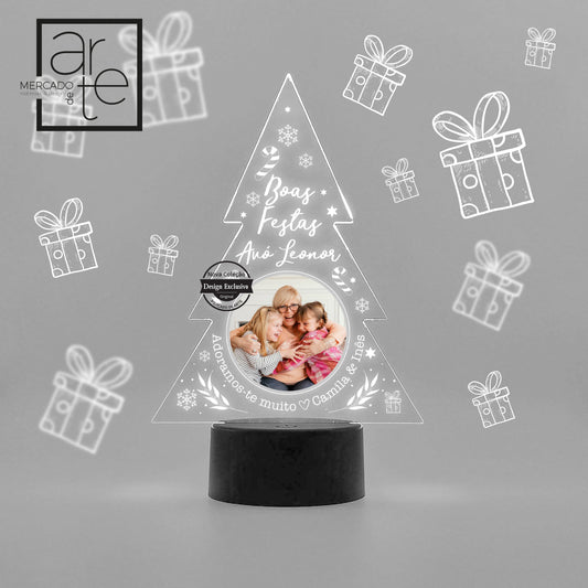 Moldura pinheiro Led fotografia "Feliz Natal"  com 7 cores de luzes para ir alterando ao seu gosto. Uma peça super gira para criar um ambiente de natal perfeito. Escolha a fotografia à sua escolha e frase.
