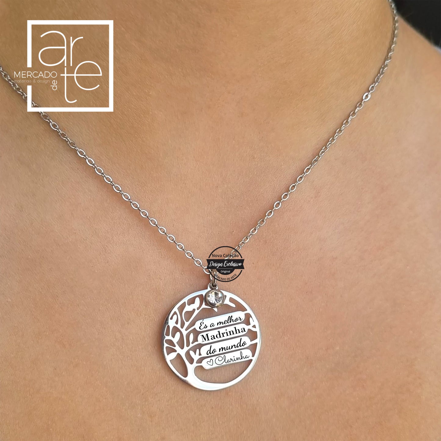 Uma árvore da vida ainda com mais significado ! Para além de uma frase como a nossa sugestão, podes personalizar só com nomes. Fio "árvore da vida " em aço inoxidável em aço inoxidável de excelente qualidade. Um Presente que vai causar emoções.