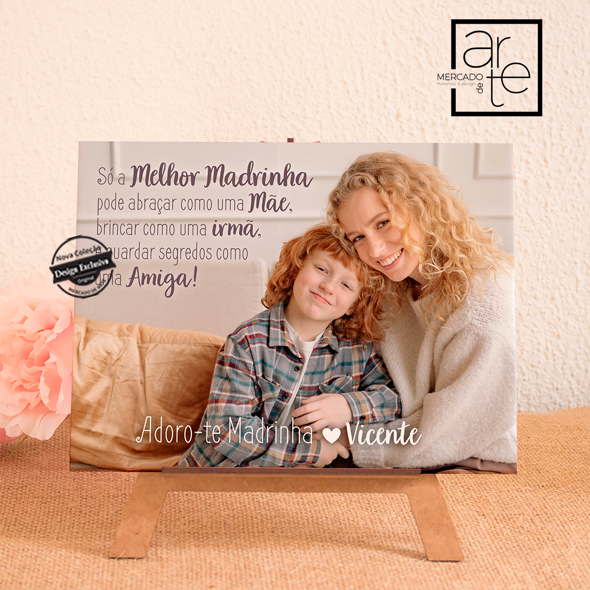 Novidade! Moldura em azulejo com cavalete em madeira uma peça super especial que pode personalizar com a sua fotografia preferida e frase especial Surpreenda que mais ama com uma peça personalizada por si! REF:PAD165 Material Moldura em azulejo com cavalete em madeira, tamanho 15x20cm.