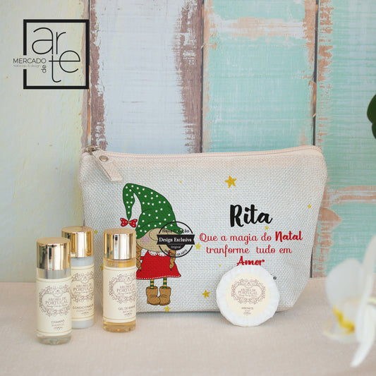 Bolsinha tipo linho com a nossa gnoma tão fofinha e nome personalizado por si. Kit inclui em tamanho de viagem um champô, um gel de banho, um condicionar e um sabonete.