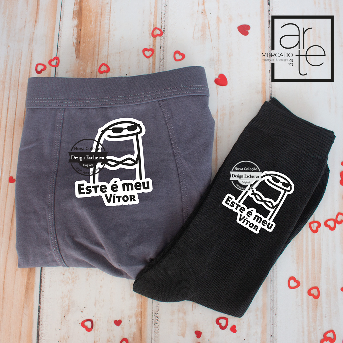 Novidade! Com variadas opções de conjunto faça o seu e surpreenda a sua cara metade especial com um presente super gito e cheio de sentido de humor. Escolha a opção ideal para si e personalize com pequena frase que desejar. Os conjuntos terão a mesma frase nas cuecas modelo brasileiro/boxer e meias.