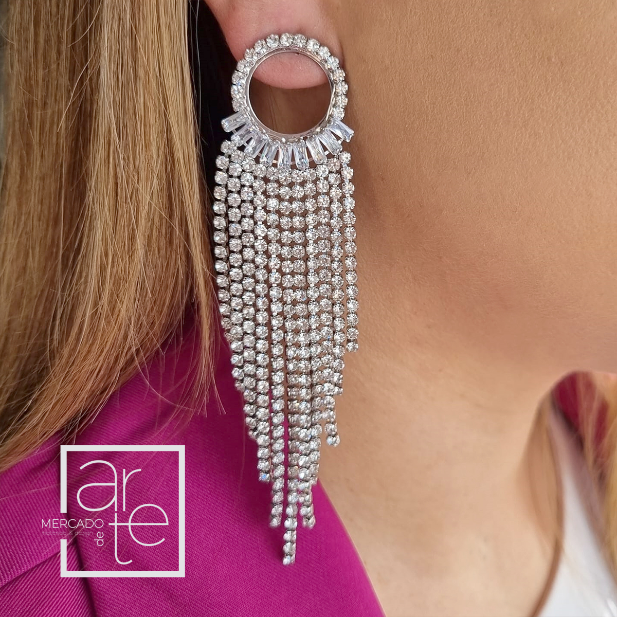 Lindíssimos brincos em aço inóx com zircónias. Complete o seu look de festa com uma com uma peça única. Disponíveis em prateado e dourado. Escolha o seu preferido e arrase em qualquer ocasião!