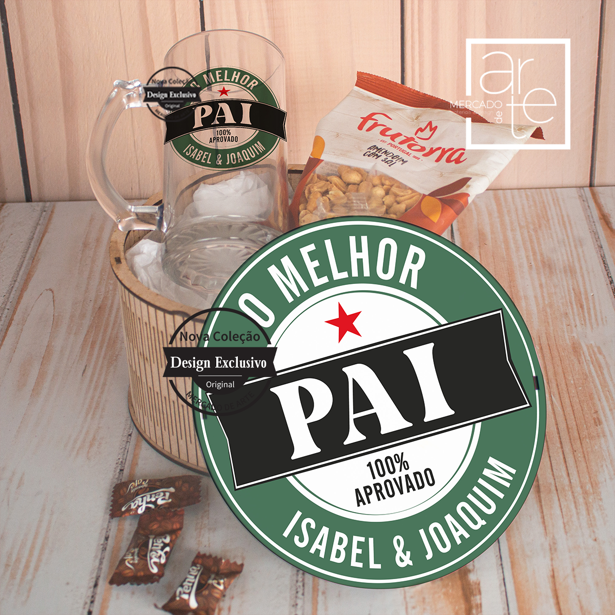 Kit composto por: - 1 caneca de cerveja personalizada, capacidade 650ml. - 1 pacote de amendoins. - 1 nougat - 4 rebuçados de café. - 1 caixa com tampa personalizada para guardar o que desejar.
