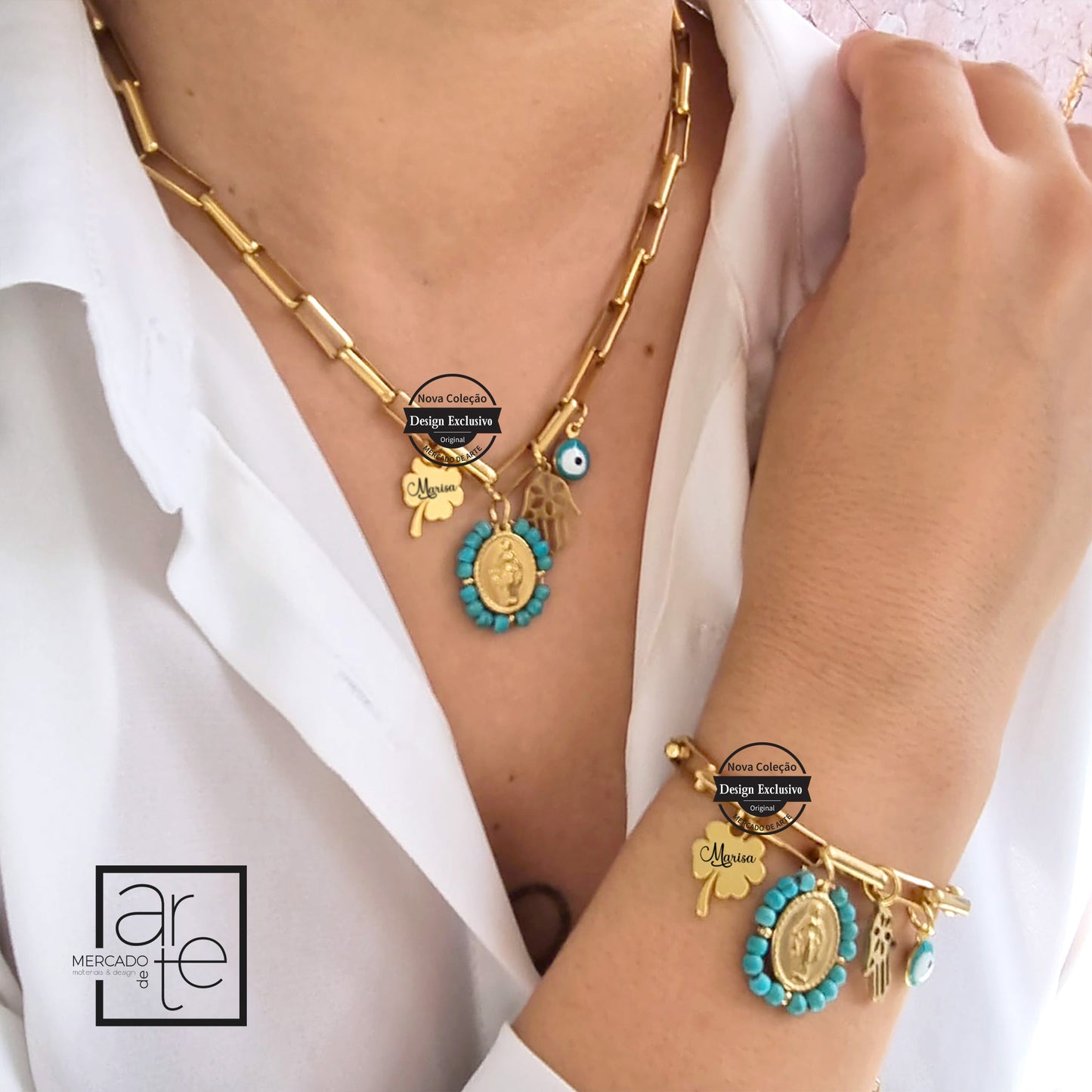 Fio em aço inoxidável dourado com medalhão de santa ornamentado por missangas turquesa e pendentes de amuletos de proteção e sorte. Pode personalizar a medalhinha com nome ou iniciais.