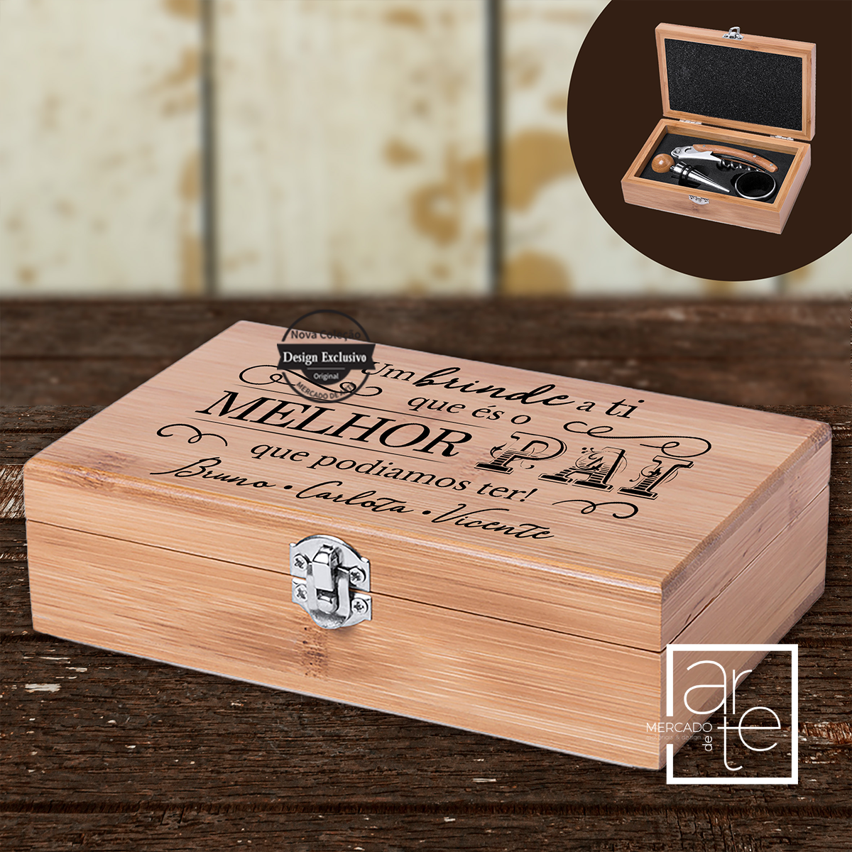 Caixa de madeira premium com fecho e com acessórios de vinho. Contém os seguintes acessórios: rolha, salva gotas e saca-rolhas com pormenor em madeira. Personalize a caixa com a a frase que desejar.