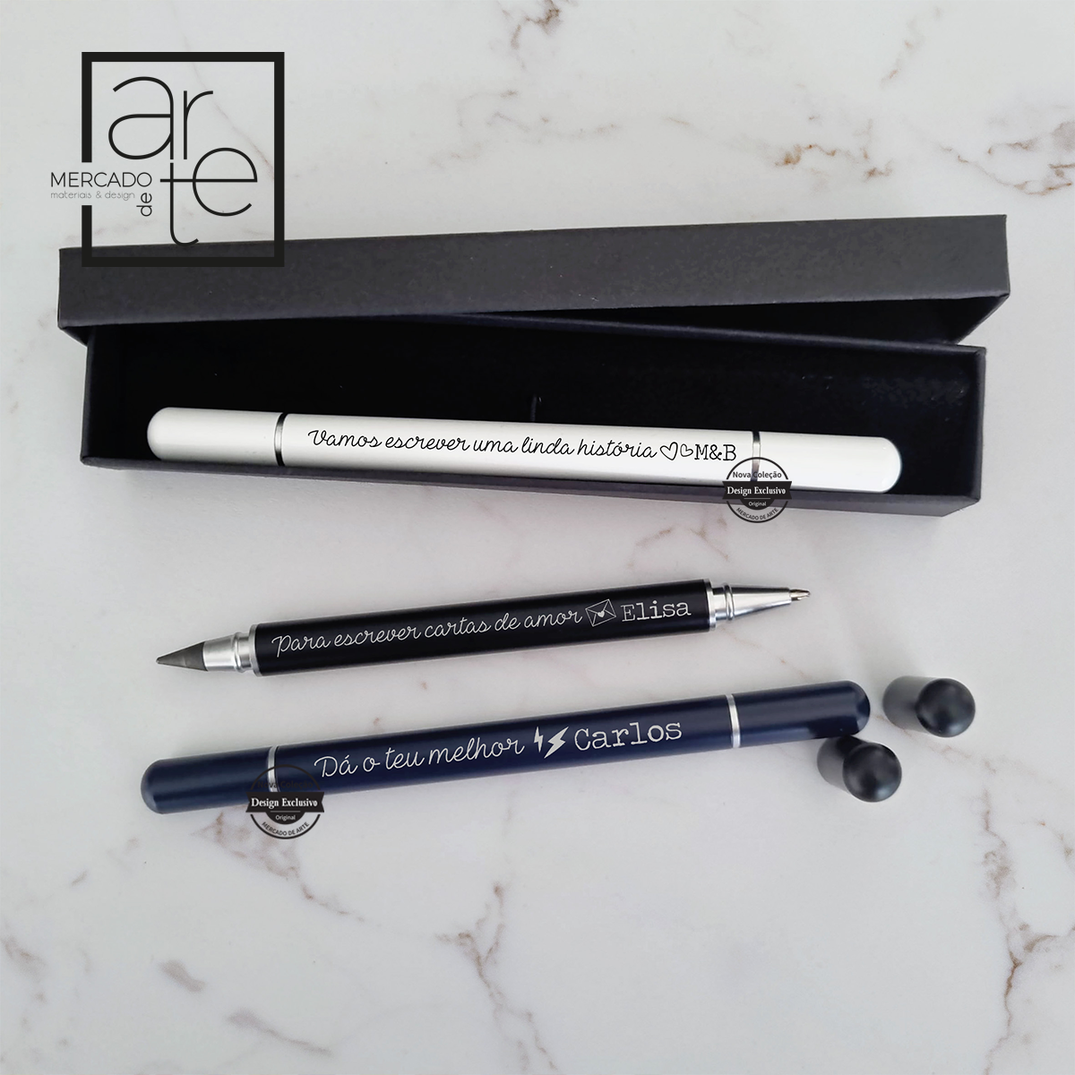 Lápis e caneta infinito de ponta eterna, feita alumínio com acabamento metalizado e cromado. Reutilizável e com escrita infinita o que impede que gere resíduos na sua utilização. Inclui borracha. Cores disponíveis: branco, preto e azul. Caixa incluída.