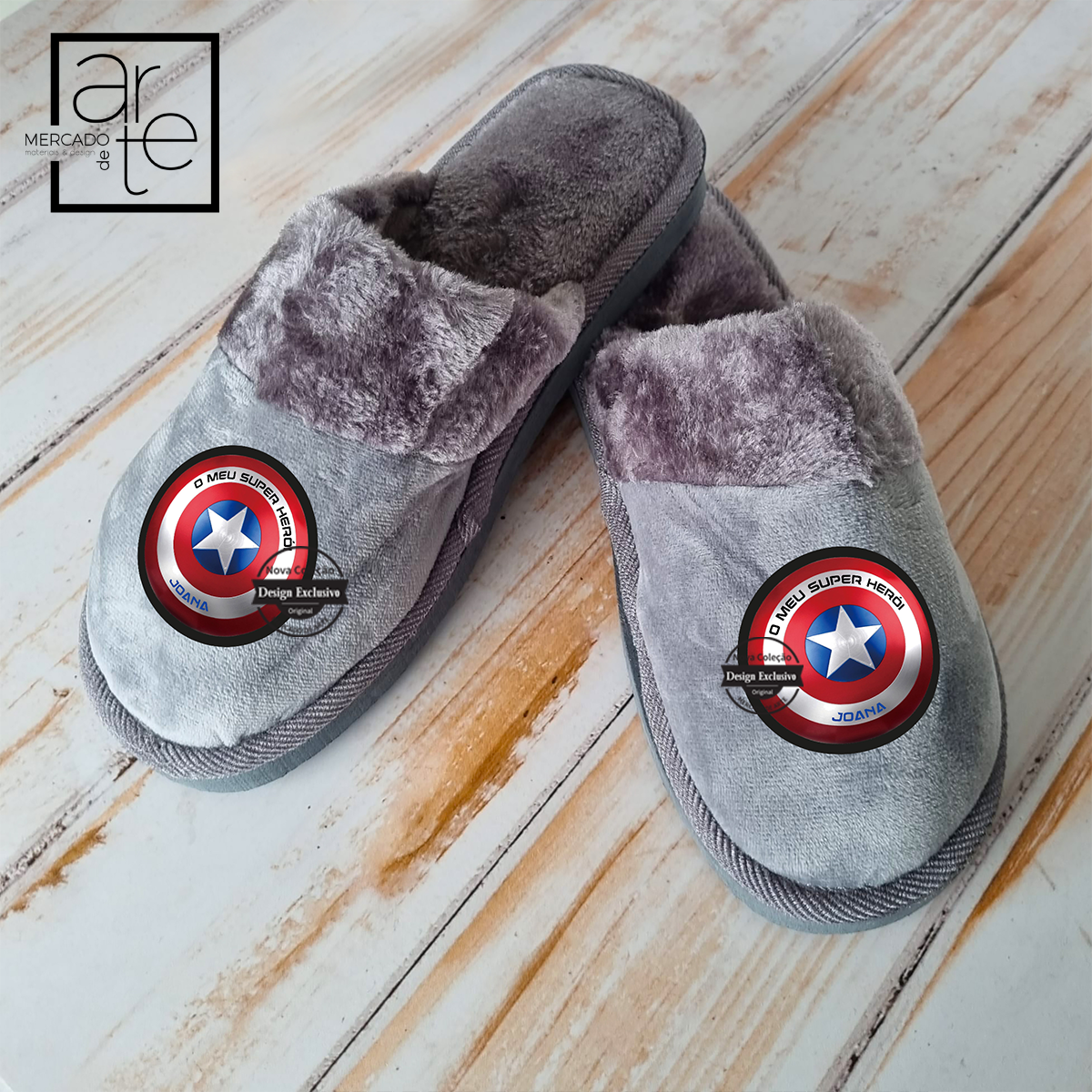 Adoramos a nossa coleção dos super herói! Chinelos de quarto super quentinhos e confortáveis do batman ou capitão américa. Escolha o seu preferido e personalize com pequena frase que desejar. Disponíveis em cinza ou castanho e do tamanho 40 ao 45.