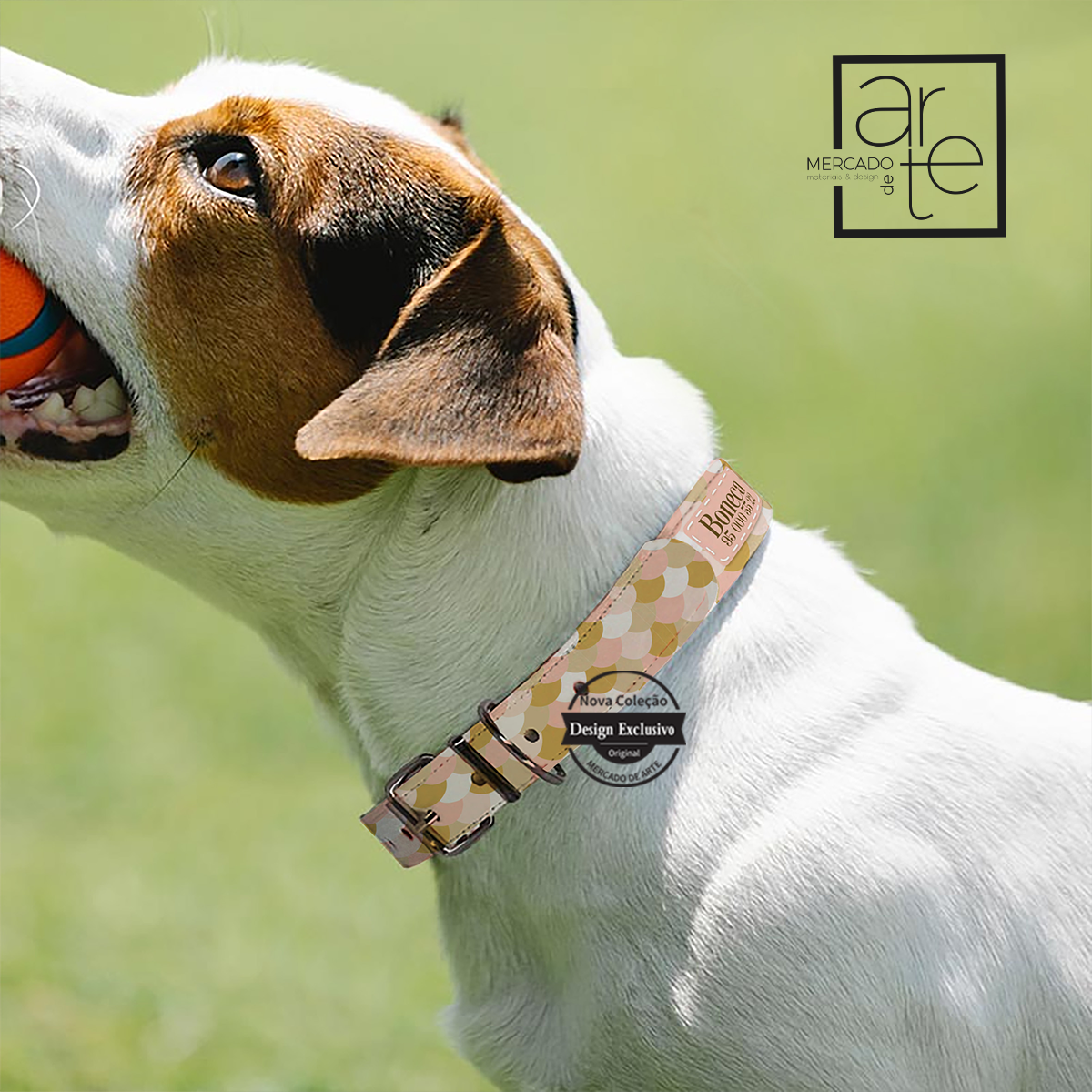 Os nossos amiguinhos de 4 patas também merecem um presente super giro personalizado por si. Coleira em pele sintética com padrão para personalizar com nome e contacto telefónico. Disponível do Tamanho S ao XL.