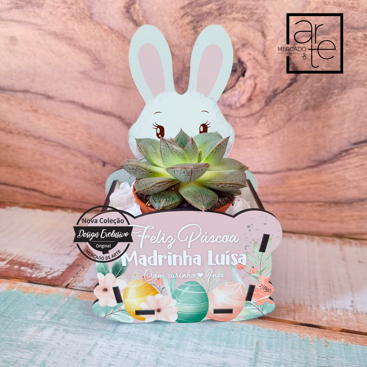 Mais uma das nossas caixinhas de coelhinho adaptada com vasinho com suculenta! Um presente que fica para a posterioridade. Personalize a caixinha com a frase que desejar. Suculenta da imagem ilustrativa enviada a planta consoante stock existente.
