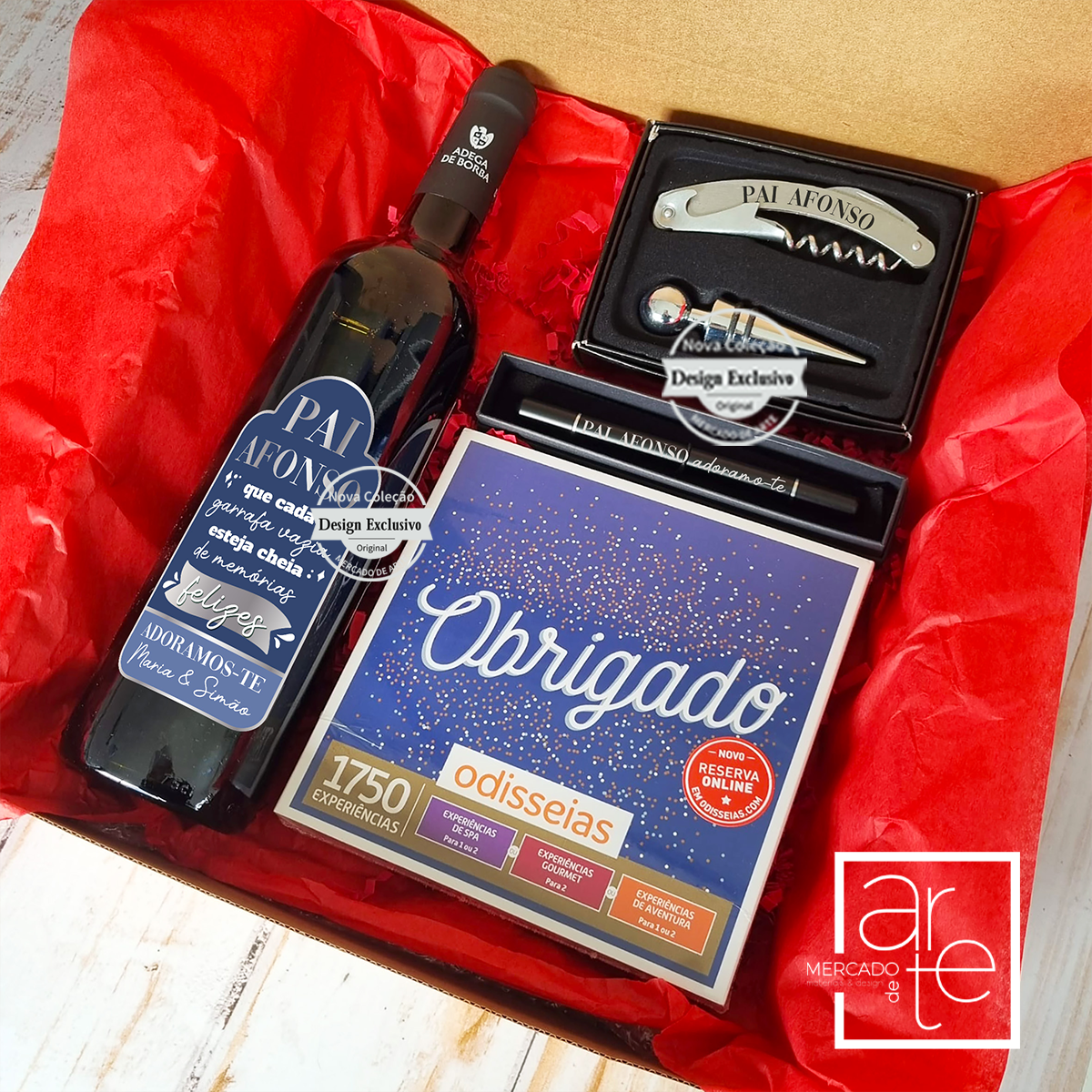 Novidade! Um presente único personalizado por si! Kit odisseias " Que cada garrafa vazia esteja cheia de memórias felizes". Crie memórias que ficam guardados para sempre. REF:MA-PAI177 Kit composto por : - Pack Odisseias "Obrigado" - Garrafa de vinho 750ml. - Saca rolhas personalizado e rolha. - Caneta personalizada. - Caixa especial incluída.