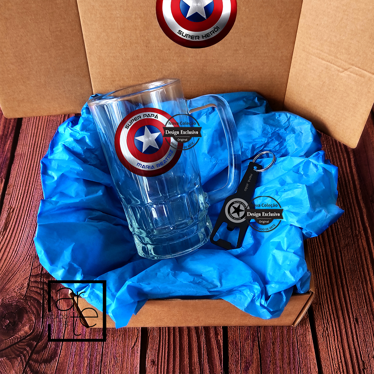 Conjunto capitão América com caneca de cerveja de vidro com capacidade 650 ml e saca caricas de metal. Personalize com a mensagem que desejar. Caixa incluída no conjunto.