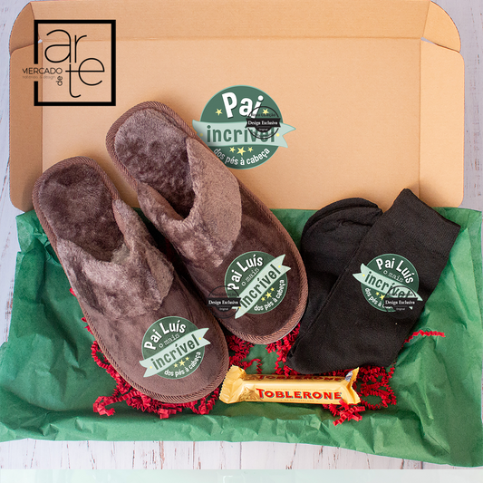 Kit especial " Pai " com chinelo de coralina castanha muito confortável e suave e meias de algodão personalizadas, e claro não podia faltar um chocolate toblerone, tudo isto compõe a caixinha que vai surpreender este dia do Pai.  Personalize com a frase que desejar.