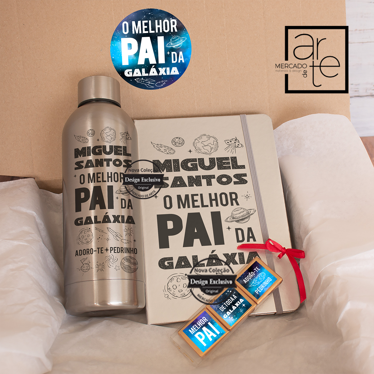 Novidade dia do pai! O melhor pai da galáxia merece um presente do outro mundo! O nosso kit com peças super úteis e ainda um mimo especial para os mais gulosos! Personalize coma frase que desejar. REF: MA-PAI176 Kit composto por: - 1 garrafa metalizada de 800ml. -1 bloco metalizado A5 com 80fls. - 1 pacote de 3 chocolates de leite.