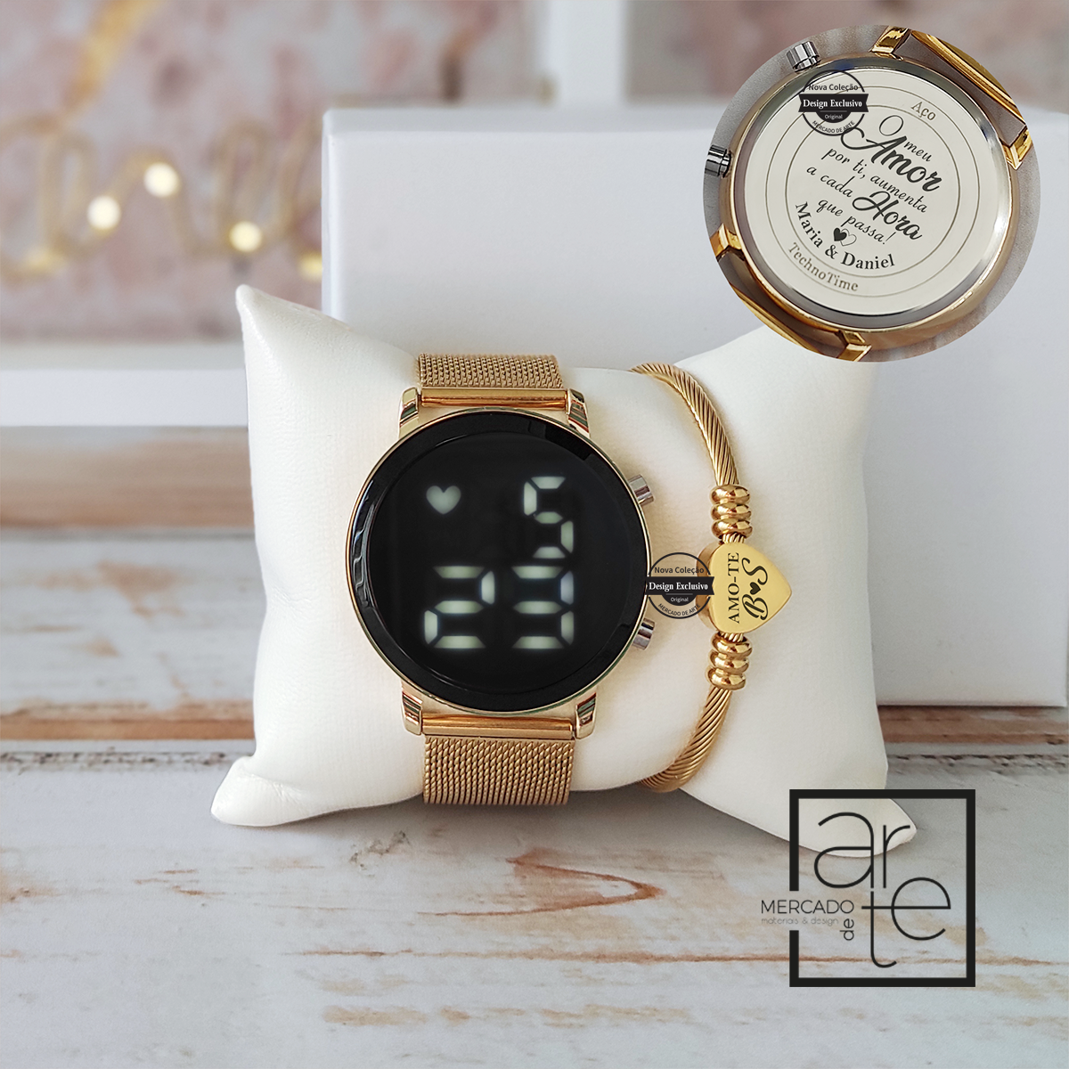 Conjunto relógio digital em aço inóx personalizado com pequena frase no verso e pulseira escrava coração "Amo-te" e iniciais.