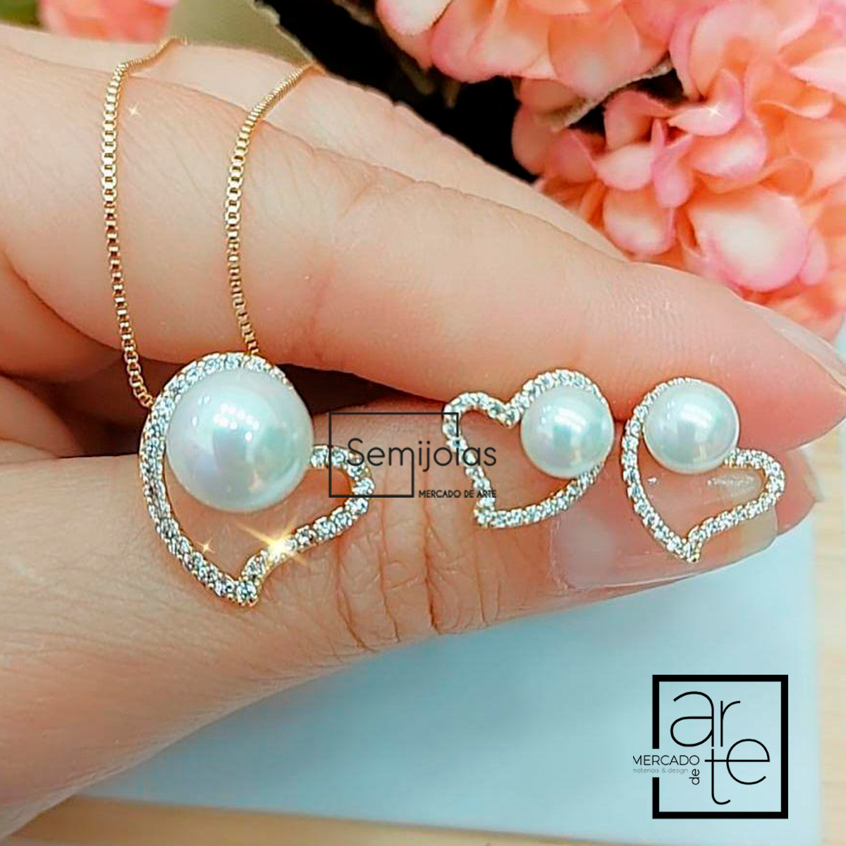 Novidade Dia da Mãe! Um conjunto super elegante para completar qualquer look formal ou festivo. Semijoias uma peça para a vida! Fio semijoia com pérola natural e banho de ouro 18k. -Garantida vitalicia no banho e 1 ano na pedraria e certificado da qualidade da mesma. - Caixa incluida - Pano de limpeza com manual de cuidados com a sua semijoia. REF:MS026