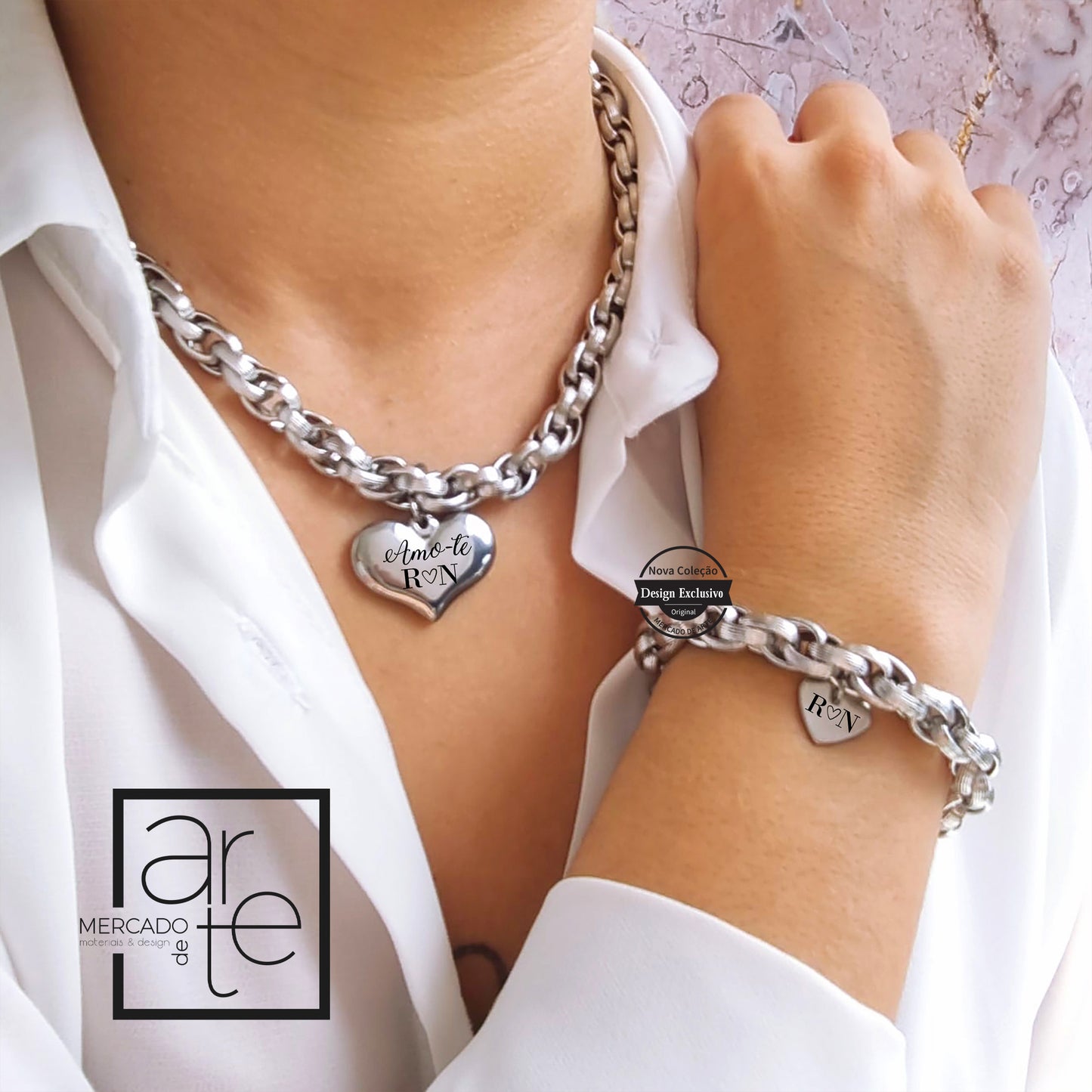 Novo conjunto de pulseira e fio em malha de aço de elos largos um conjunto super trendy e vistoso para completar o seu look. Pode personalizar as medalhas com nomes, inicias, datas ou símbolos.