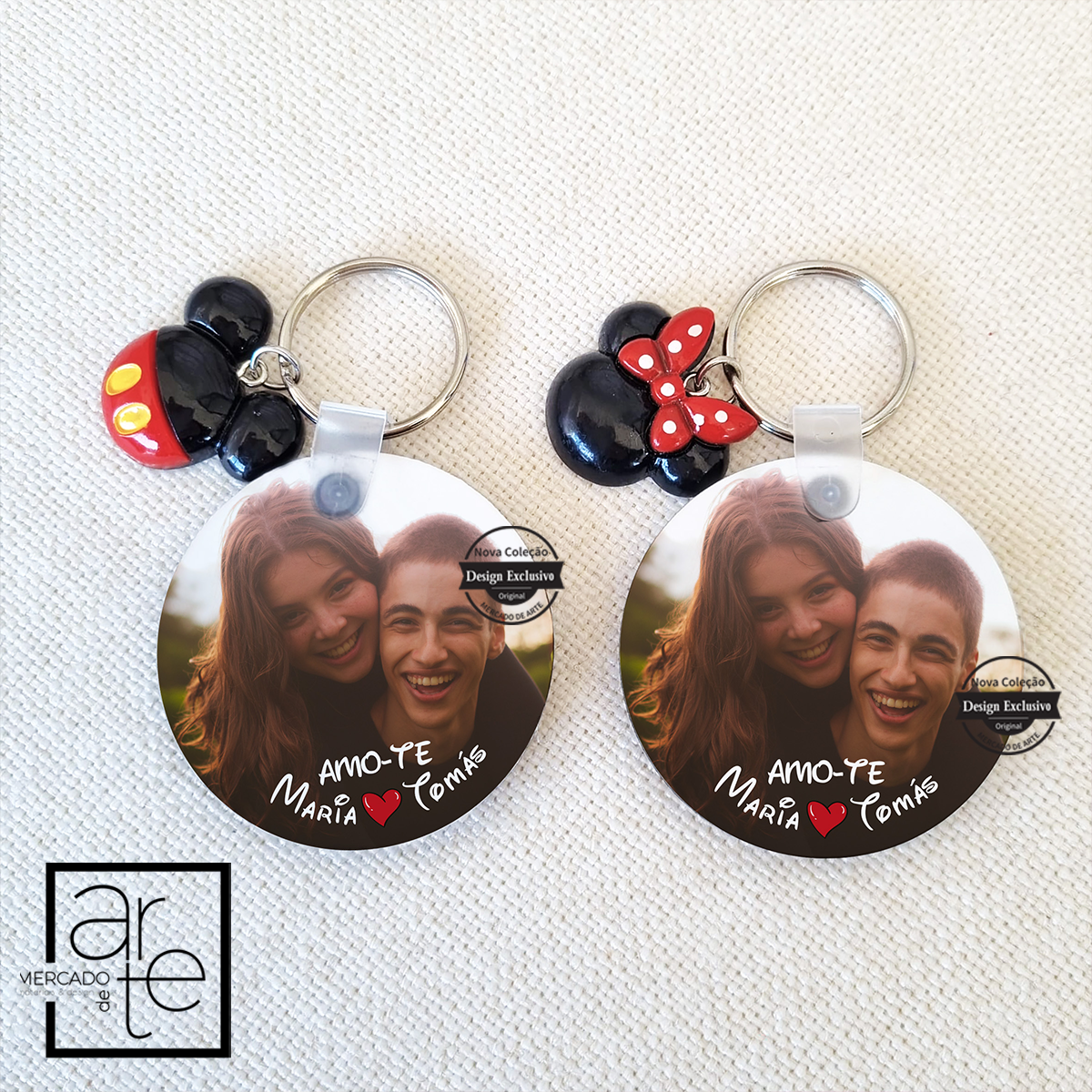 Porta-chaves com pendente Minnie e/ou Mickey fotografia "Amo-te". Personalize com a sua fotografia preferida e pequena frase. Vendido em conjunto ou separadamente.