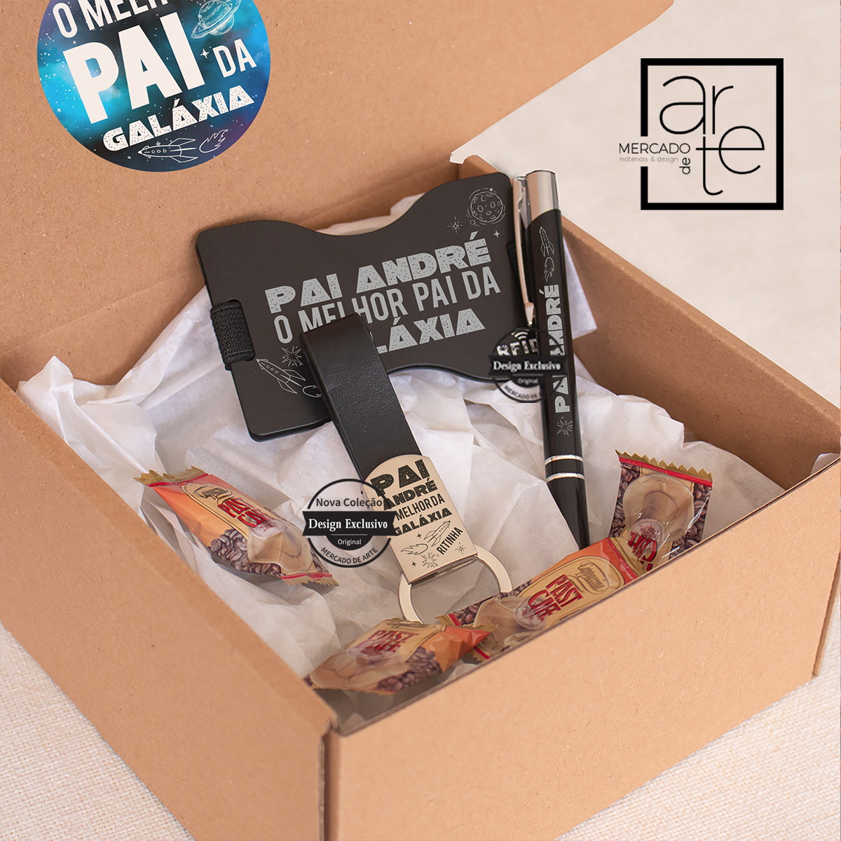 Kit super especial "Pai o melhor da galáxia". Pode personalizar com a frase que desejar. REF: MA-PAI175 kit composto por: - 1 porta cartões metálico com protetor RFID. - 1 Caneta. - 1 porta-chaves em aço inóx e cabedal. - 4 rebuçados de café. - Caixa incluída.