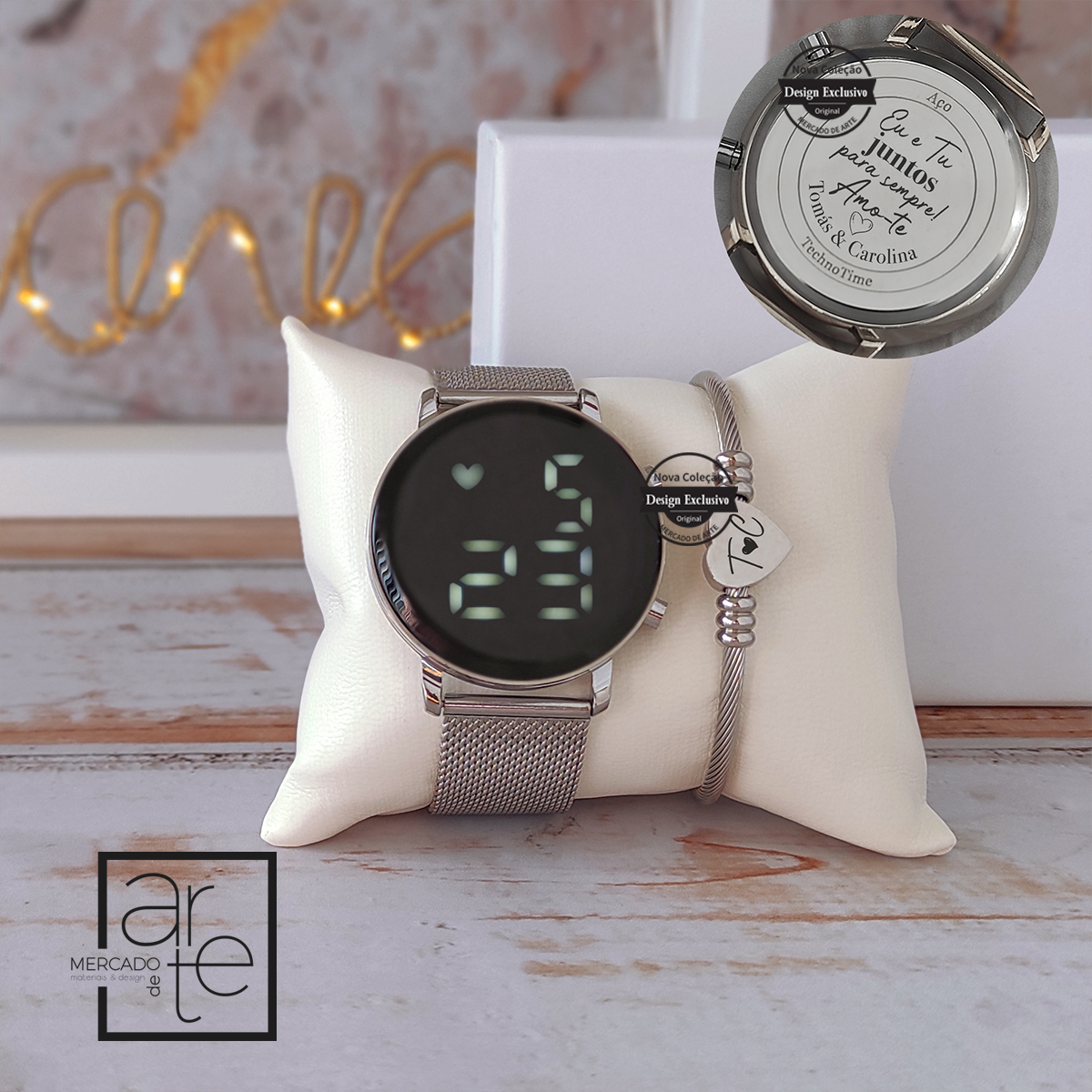 Não perca as nossas novidades, com uma vasta variedade de peças escolha a sua preferida e personalize com a mensagem especial que desejar. Conjunto relógio digital em aço inóx personalizado com pequena frase no verso e pulseira escrava coração com iniciais. Caixa incluída no conjunto. Disponível em dourado ou prateado.