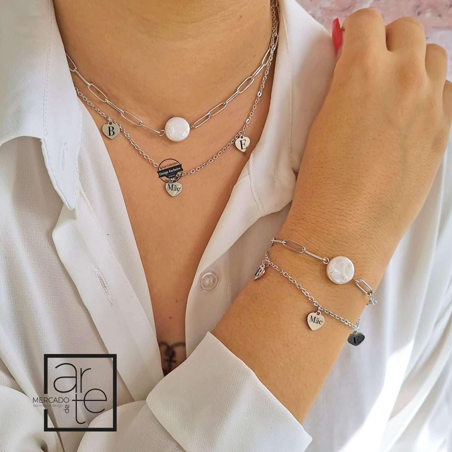 Conjunto fio e pulseira com corrente dupla premium em aço inóx. Com peça em madrepérola e corações personalizados com inicias. Pode personalizar a pulseira e/ou o fio com 3 iniciais.