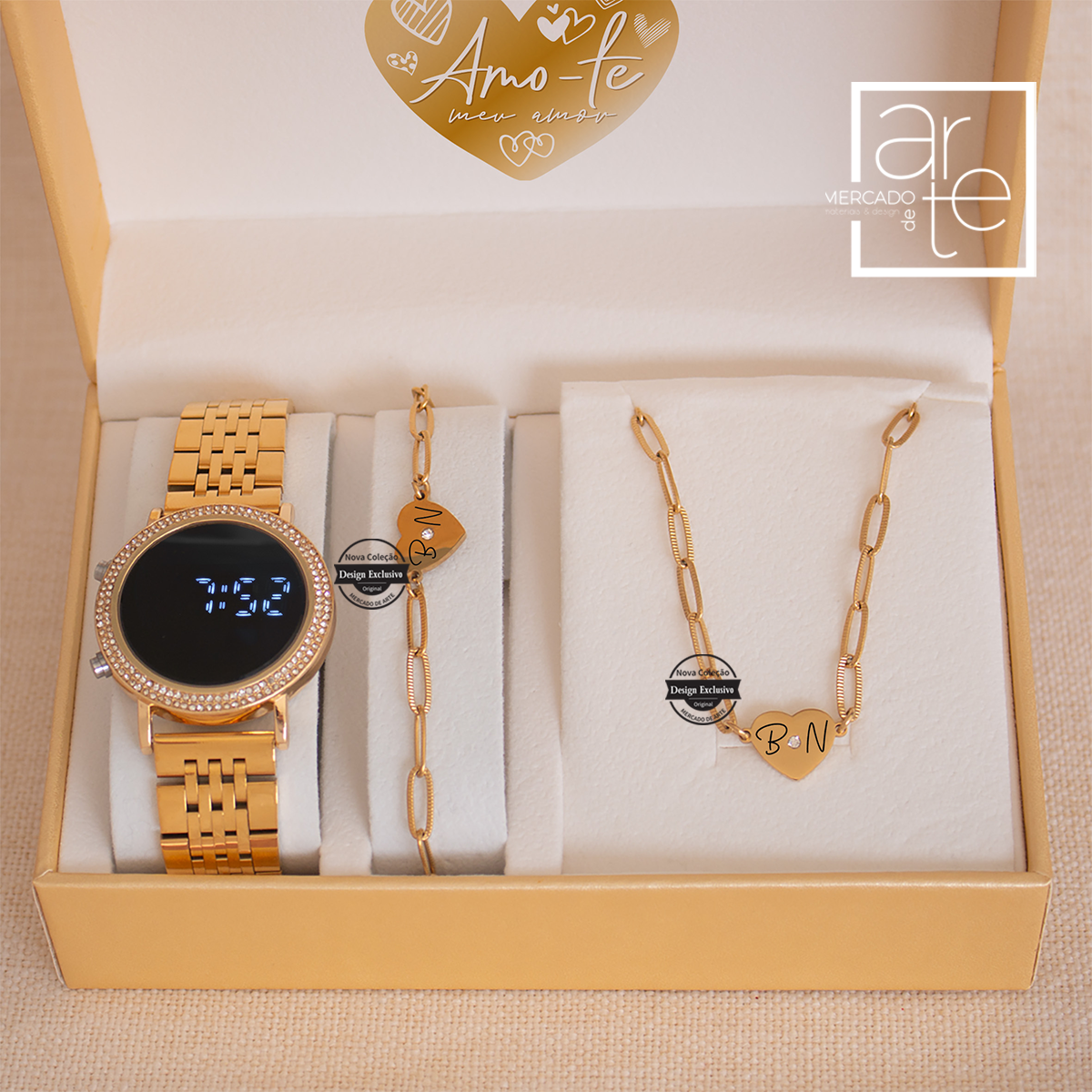 Conjunto de 3 peças super elegante comporto por relógio digital com zircónias no mostrador, pulseira corrente com coração com brilhante e fio corrente com coração com brilhante. Personalize com as iniciais que desejar e surpreenda este dia dos namorados com um presente super especial. Caixa incluída no conjunto.