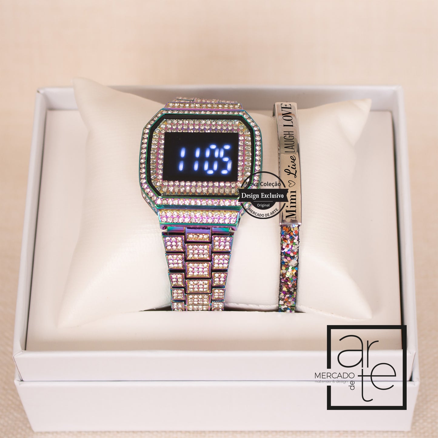 Conjunto relógio iridescente com zircónicas e pulseira a condizer com brilhantes e chapinha em aço inóx personalizável. Vendido em conjunto ou separadamente. Conjunto com caixa de oferta incluída.
