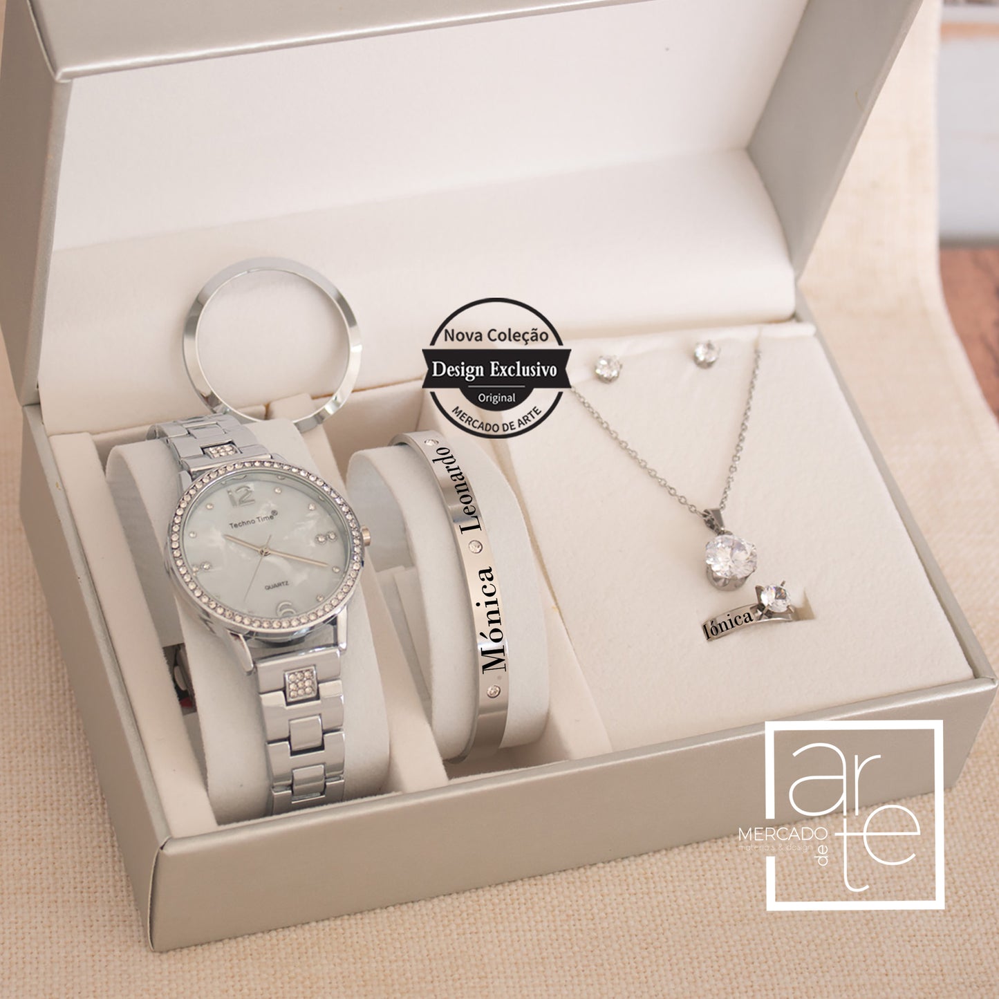 Um conjunto premium super completo de bijuteria em aço inóx e zircónias. Pode personalizar com 2 nomes ou iniciais. Um presente ideal para mãe, amiga, avó, namorada. Caixa especial de oferta incluída.