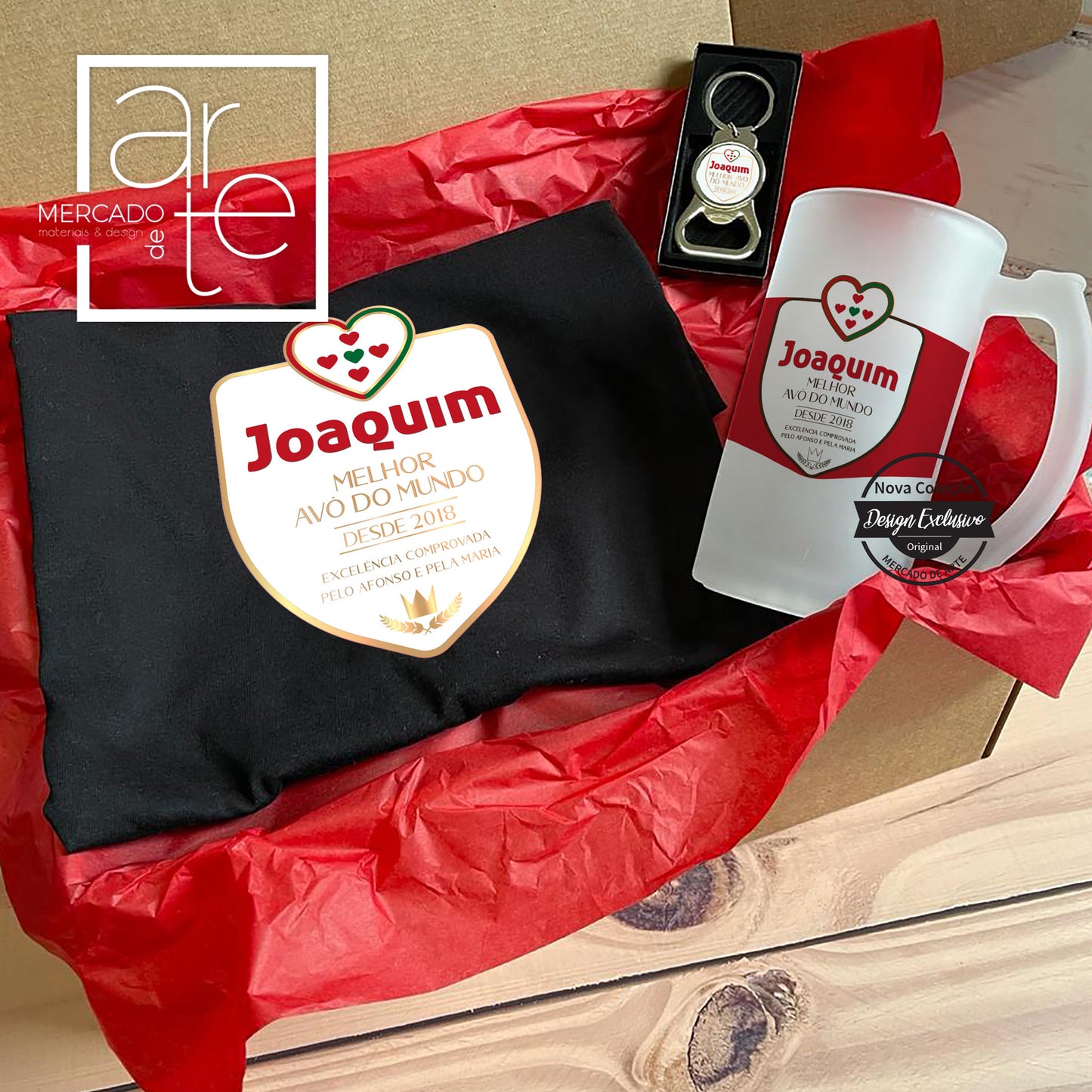 Kit " Melhor AVÔ " composto por t-shirt caneca de cerveja e saca caricas, caixa incluída na compra do conjunto. T-shirt 100 % algodão do S ao XXL, caneca vidro mate com capacidade para 600 ml e saca caricas em metal e caixinha. O conjunto segue numa caixinha especial pronta a oferecer.