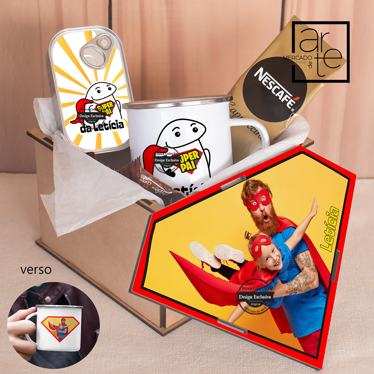 Super novidade! Super kit especial flork "Super Pai". Pode personalizar com a frase que desejar. A frase escolhida será semelhante para as 3 peças. Conjunto composto por: Caixa de madeira com tampa. Caneca de esmalte 370ml. 1 lata de 5 sardinhas de chocolate. 3 rebuçados de café. 1 saqueta de capuccino.