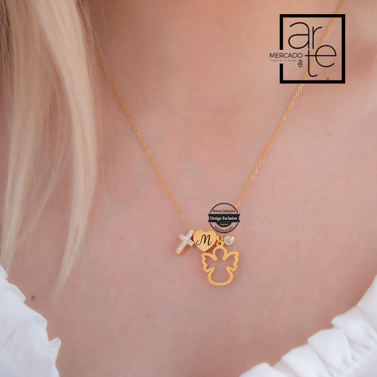 Fio elegante com mini pendente anjo e cruz cravada com zircónias. Personalize com a inicial que desejar.