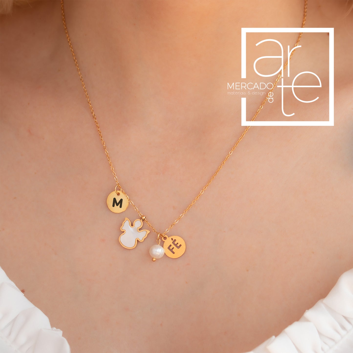 Fio " Proteção e Fé" simples, elegante e cheio de significado. O anjinho para estarmos protegidas e Fé um sentimento de total crença em algo. Medalhinha para personalizar com inicial ou nome. Material: Aço Inoxidável dourado e madre pérola.