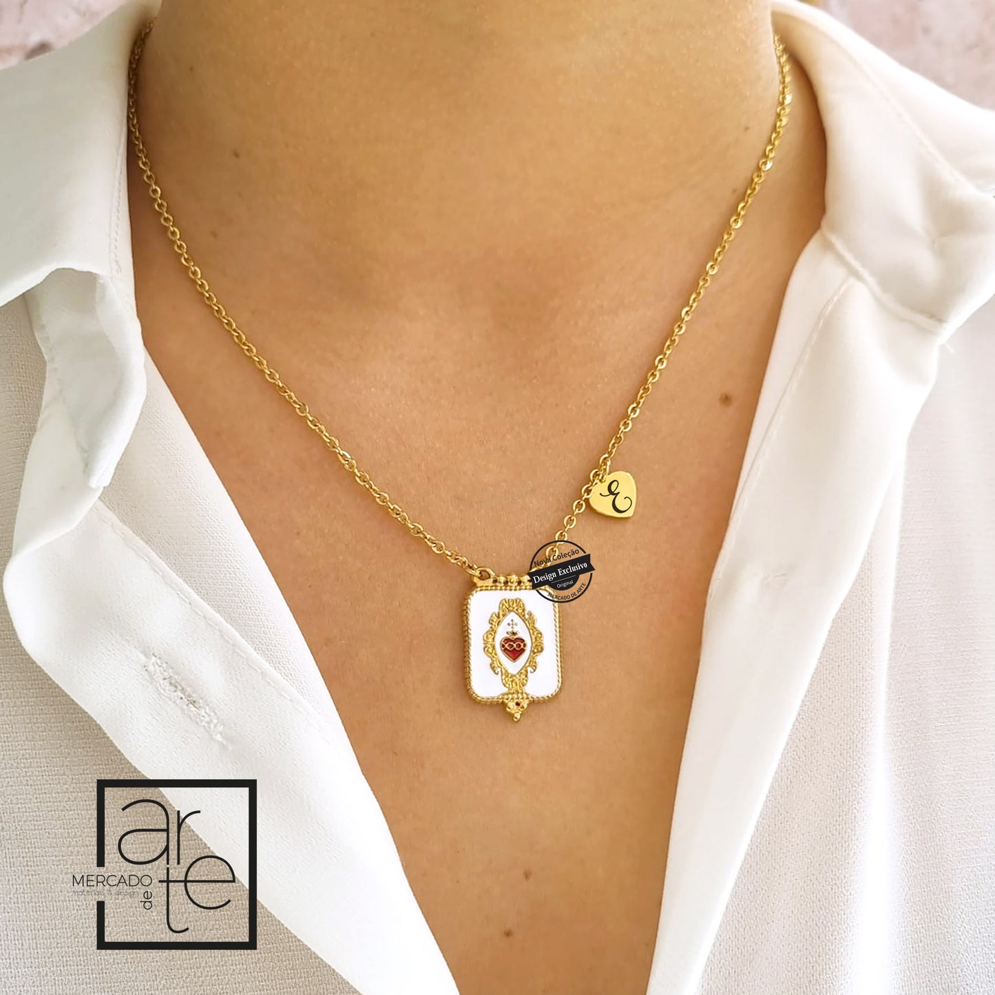 Fio em aço inóx com medalhinha que pode personalizar com inicial, complementado com peça relógios super elegante com o sagrado coração de jesus.