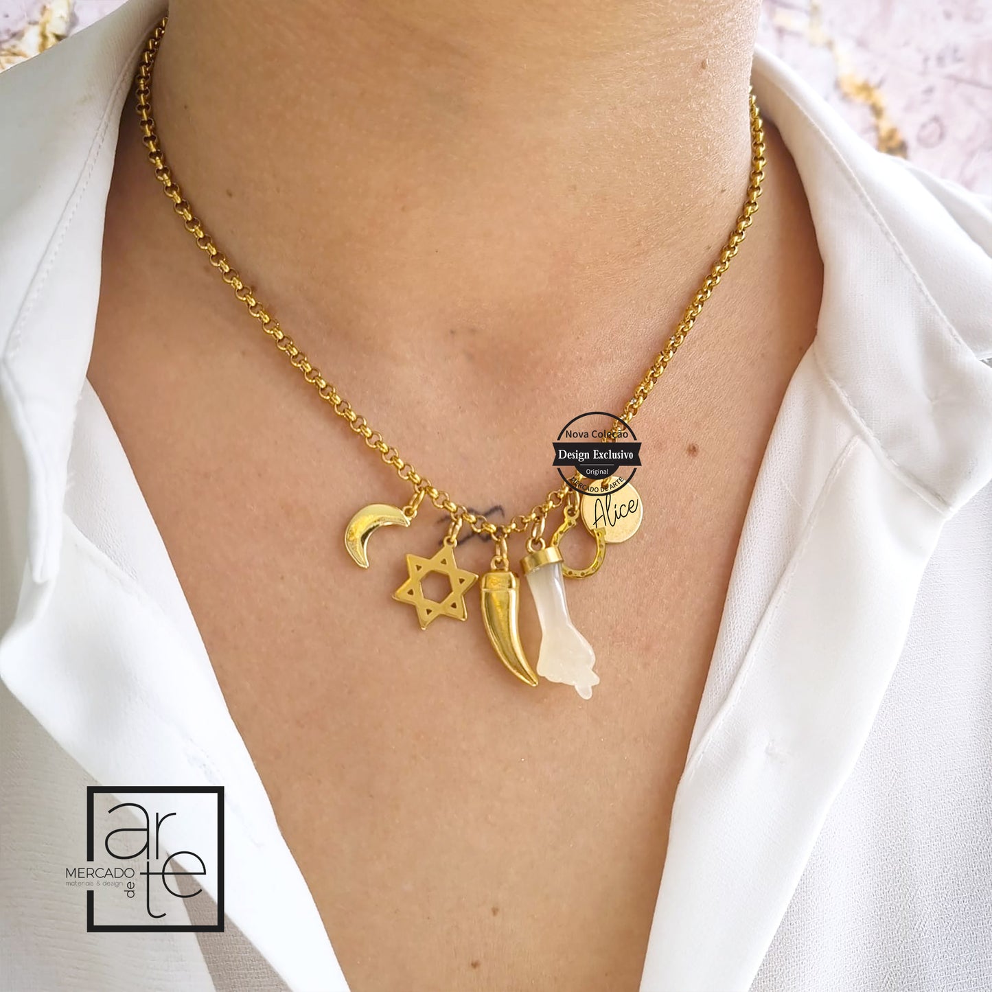 Fio em aço inóx com amuletos de proteção e medalhinha com nome. Pode personalizar com nome, iniciais ou símbolos que deseja