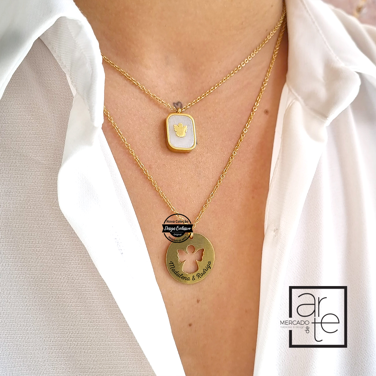Escolha connosco a peça que completa o seu look de dia a dia. Fio duplo em aço inóx e madrepérola anjinhos. Pode personalizar com nomes, inciais ou datas.