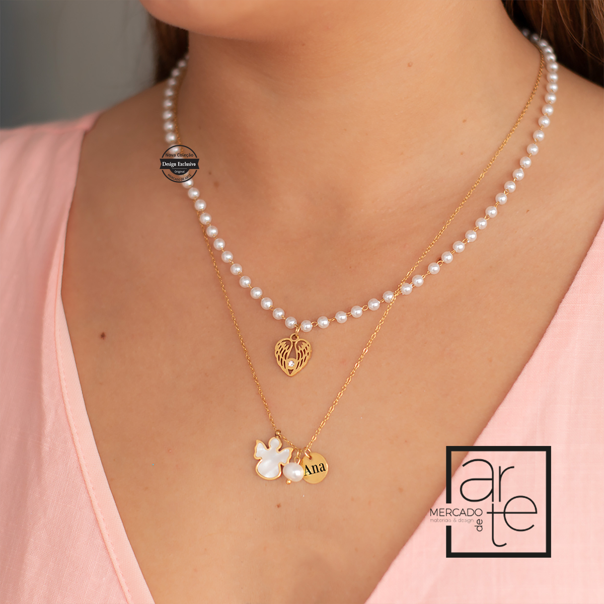 Novo fio duplo com opção de compra em separado. Escolha o seu preferido fio em pérolas sintéticas com asa e brilhante. Fio em aço inóx com anjinho madrepérola e medalha com nome. Apenas fio de anjo personalizado.