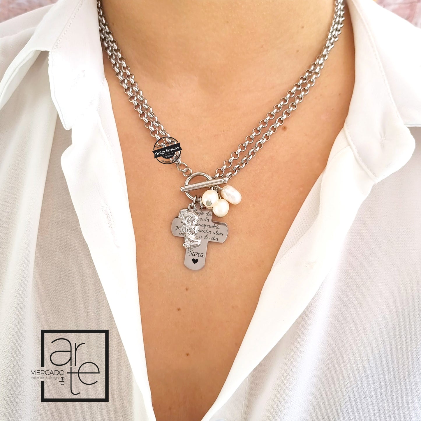 Fio duplo em aço inóx com medalhinha trabalhada de anjo, pérolas de aquacultura e cruz em aço inóx com oração do anjinho da guarda. Pode personalizar com pequena frase que desejar. Surpreenda alguém especial com uma peça personalizada por si!
