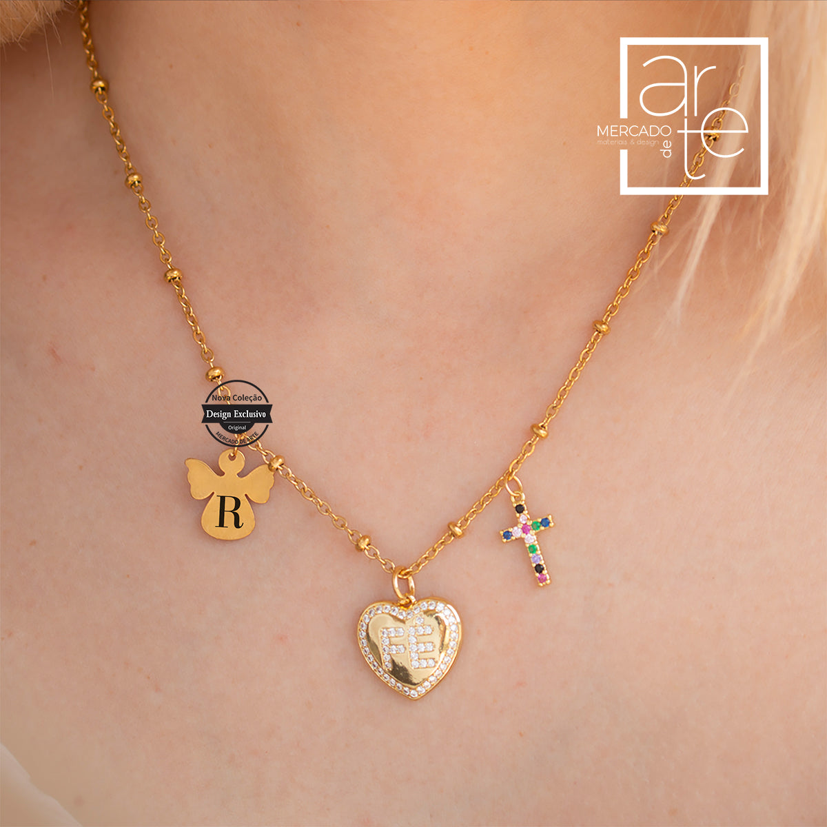 fio com pendente de anjo, coração com palavra fé e cruz com pedras coloridas