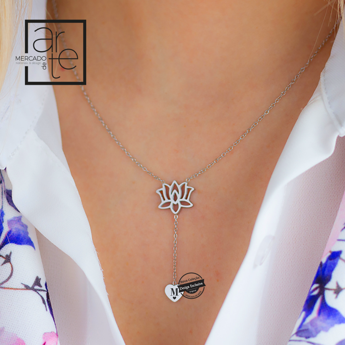 Fio em aço inóx prateado com flor de lótus e coração com inicial gravada
