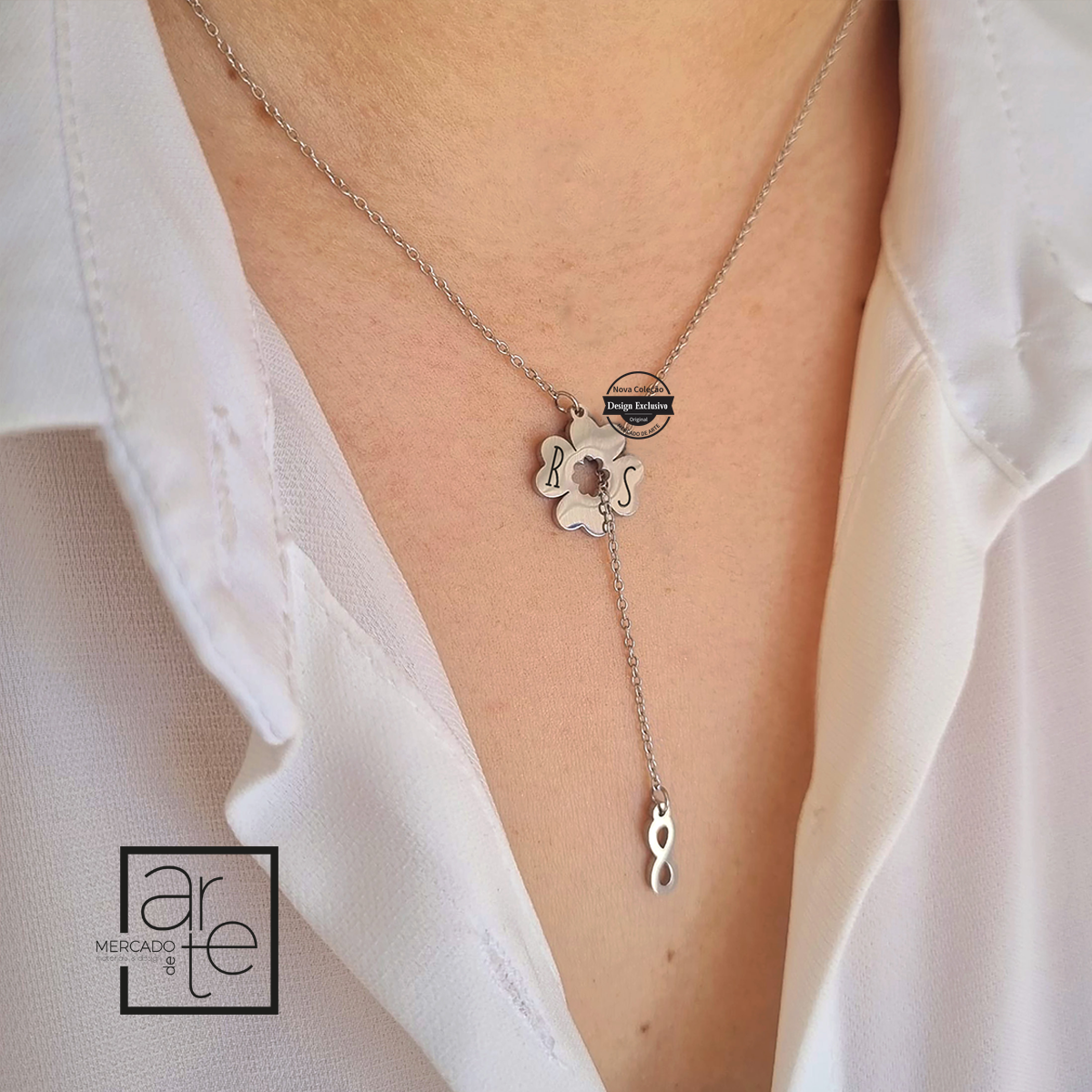 Fio em aço inóx com trevo de 4 folhas e símbolo do infinito. Personalize com as iniciais que desejar. Disponível em prateado e dourado.