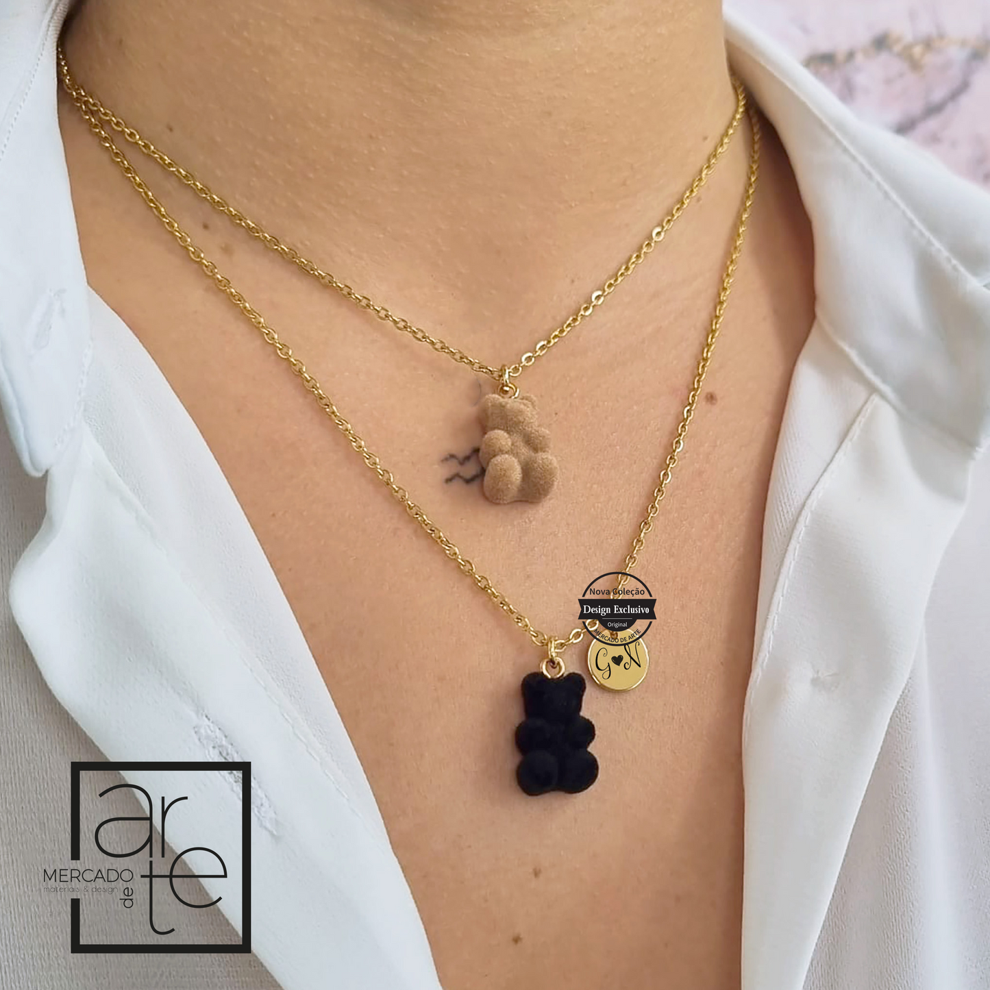 Fio duplo " Gummy Bear " em aço inoxidável com ursinhos em preto e creme, com pelinho super fofinhos, medalha também em aço inoxidável para personalizar a gosto.