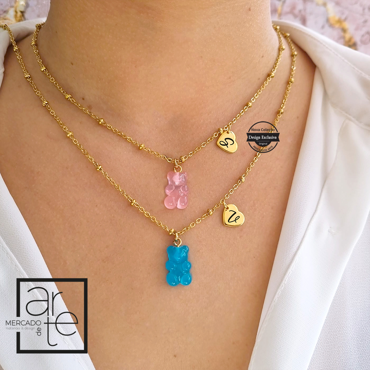 A nossa coleção "Gummy Bear" é uma verdadeira delícia. Fios em aço inoxidável com ursinhos em rosa ou azul medalha também em aço inoxidável para personalizar a gosto. Escolha a sua cor preferida. Vendidos separadamente.