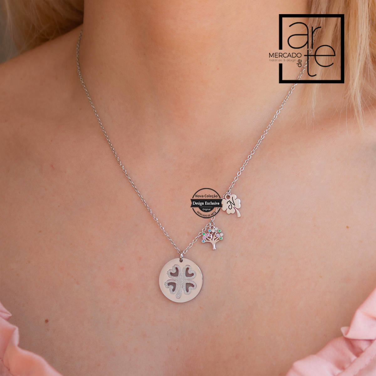 Fio elegante com pendentes de trevo e árvore da vida cravada com mini zircónias coloridas