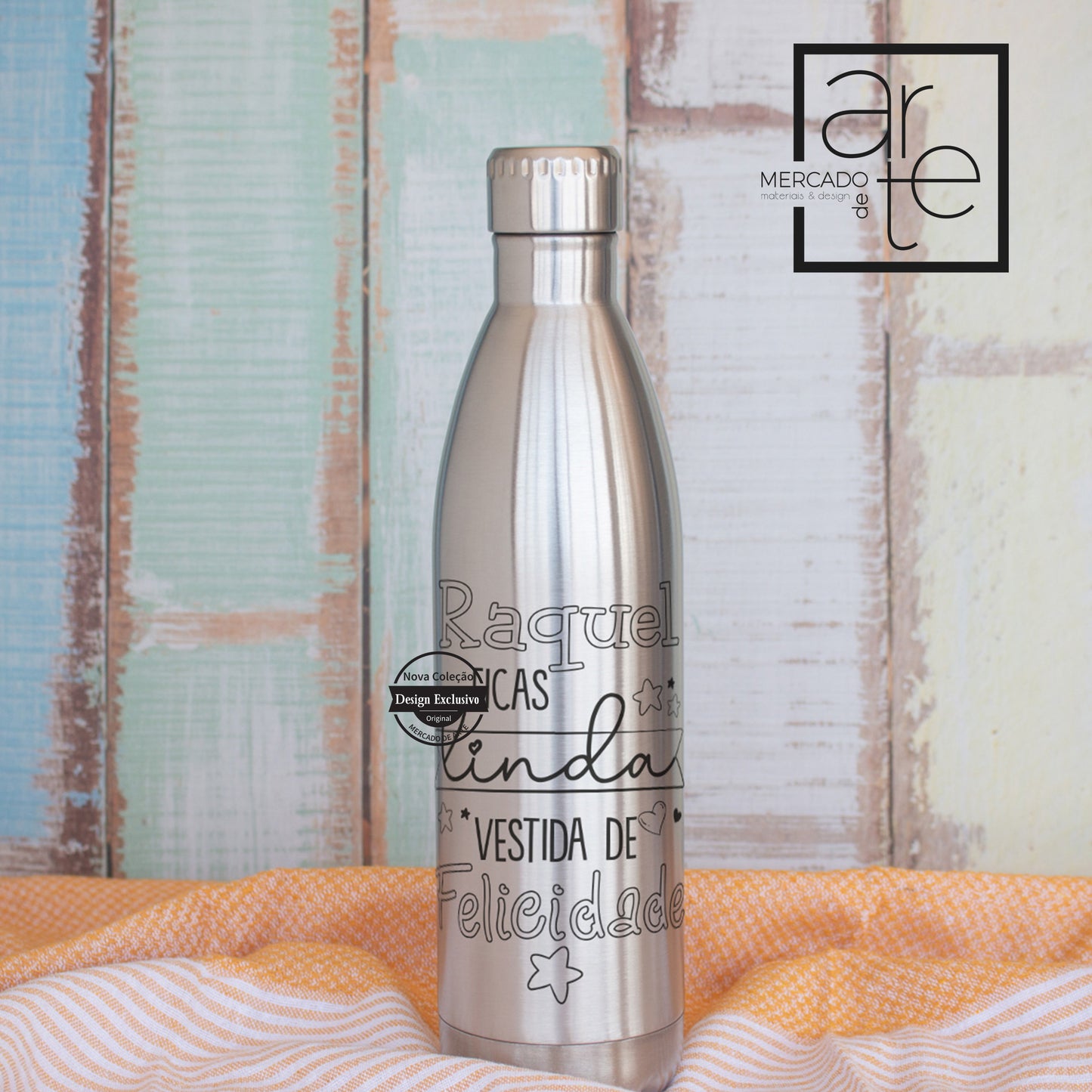 Procura presentes úteis e personalizados por si? Não procure mais! Garrafa prateada em aço inóx personalizada com frase à sua escolha. Surpreenda alguém especial.