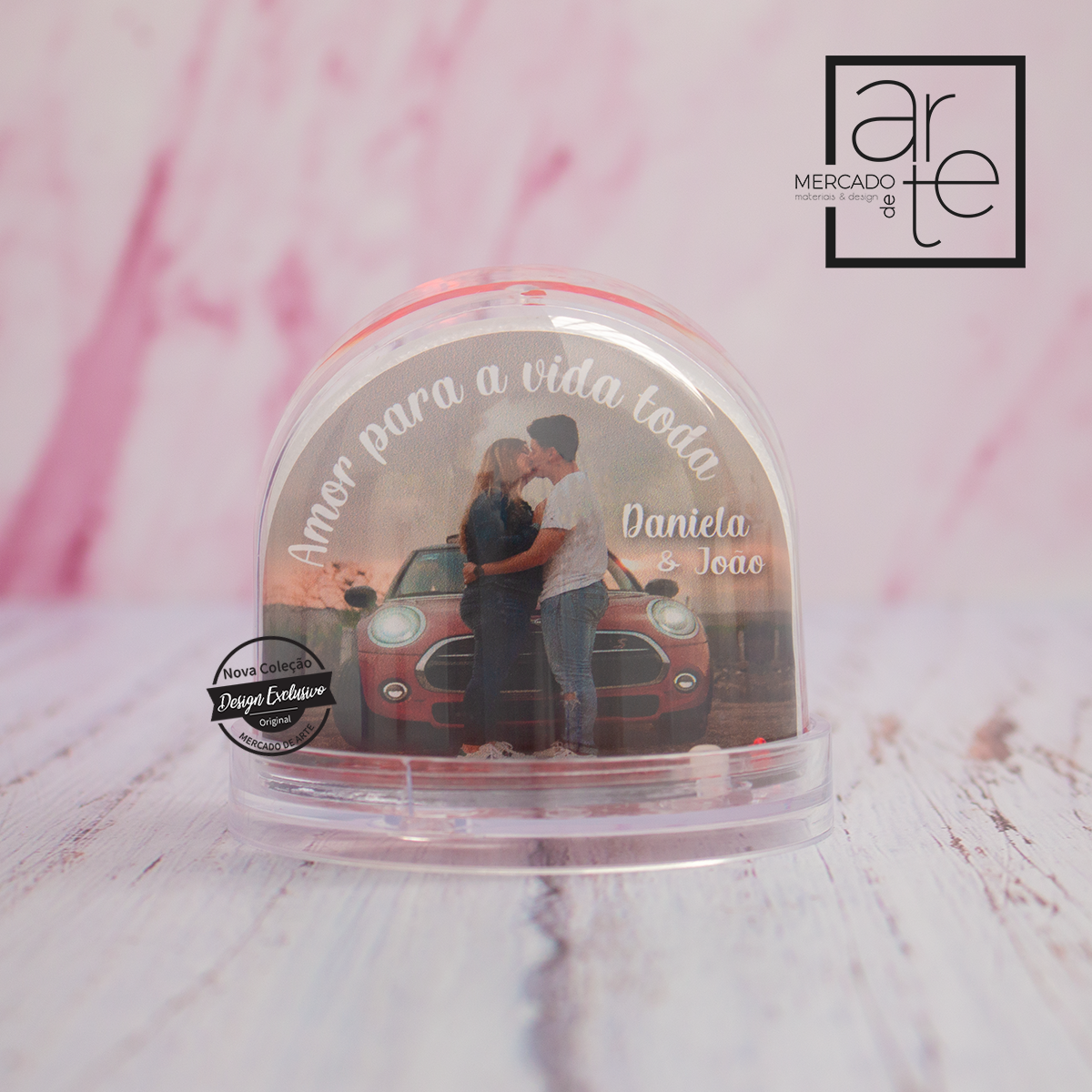 Globo de água com fotografia e purpurinas em corações. Personalize com a frase e fotografia que desejar. Fotografia em ambos os lados. Uma das suas novidades preferidas agora bem ao estilo do amor.