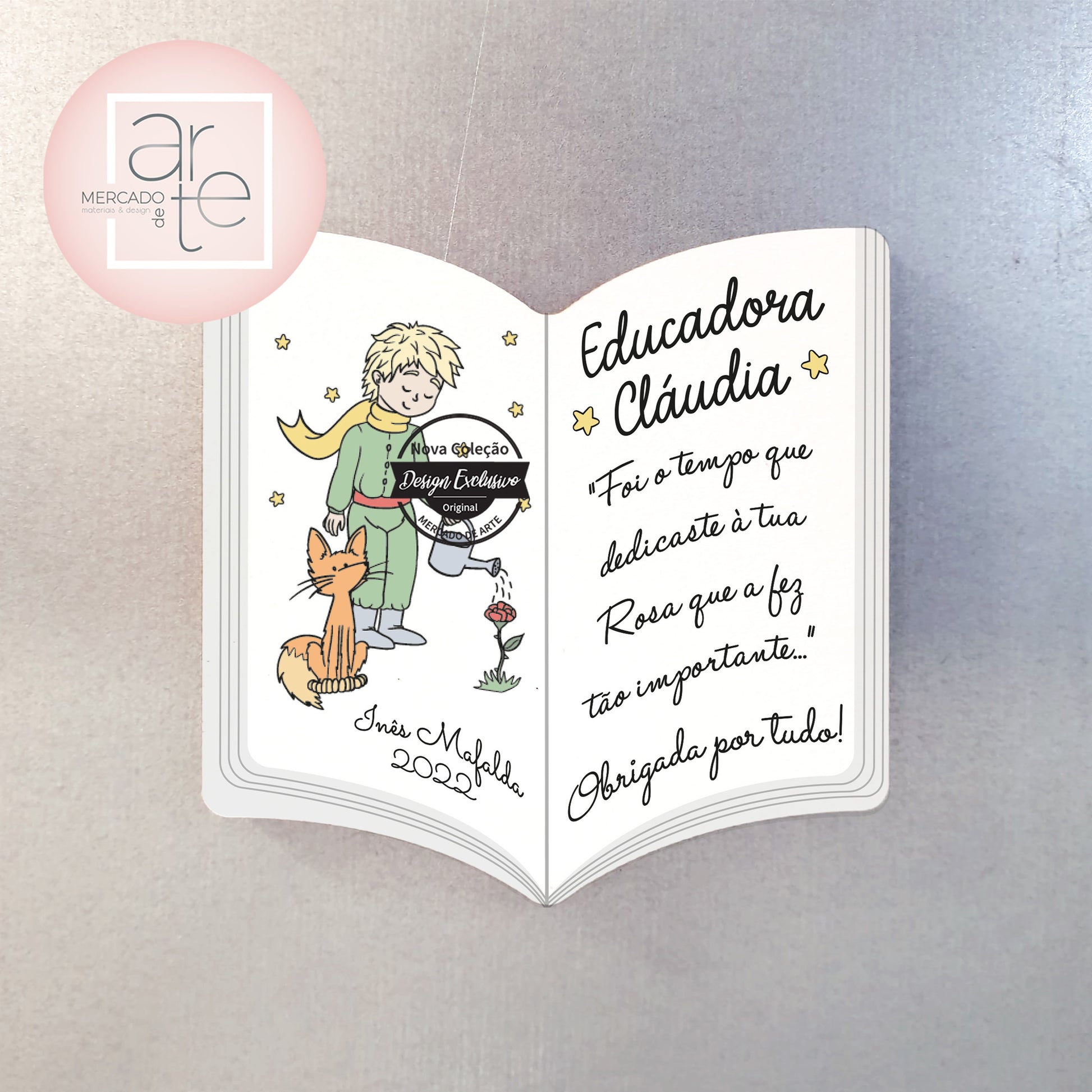 Os nossos imans de frigorifico são super originais, em formato de livro, com ilustração e frase a seu gosto em madeira. Uma sugestão de presente por exemplo para a professora, educadora, auxiliar, catequista muito económico.